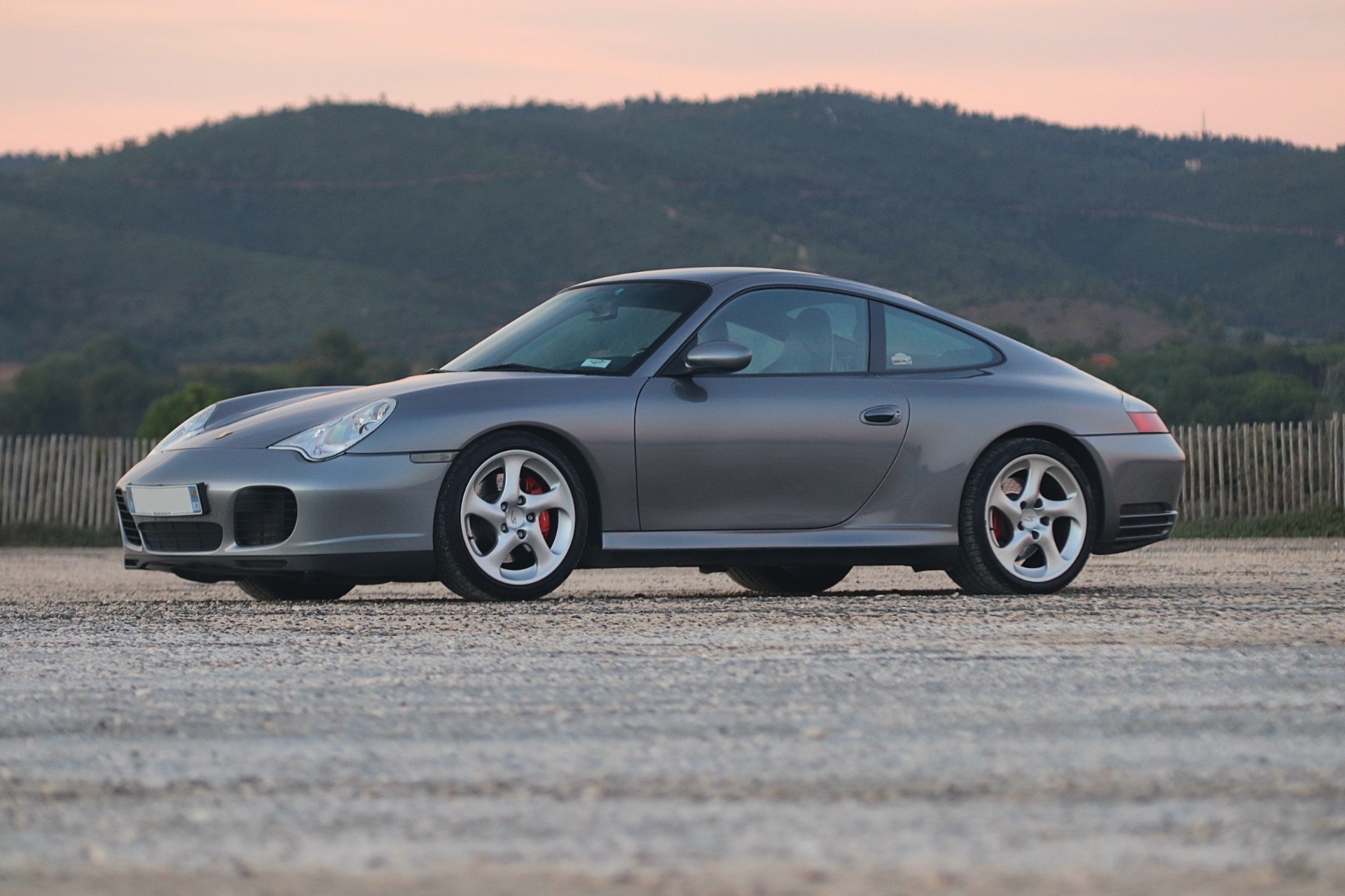 Porsche 996 Carrera 4S grise face avant au crépuscule