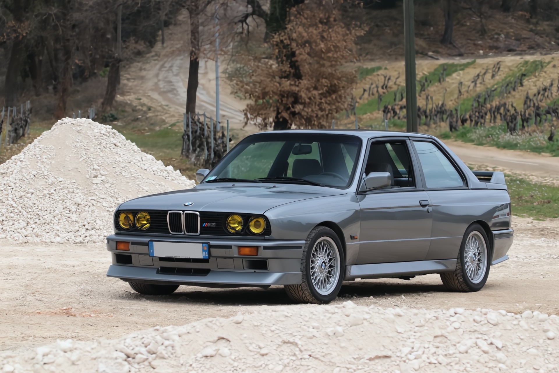 BMW M3 E30 grise face avant — voiture d'homologation Motorsport