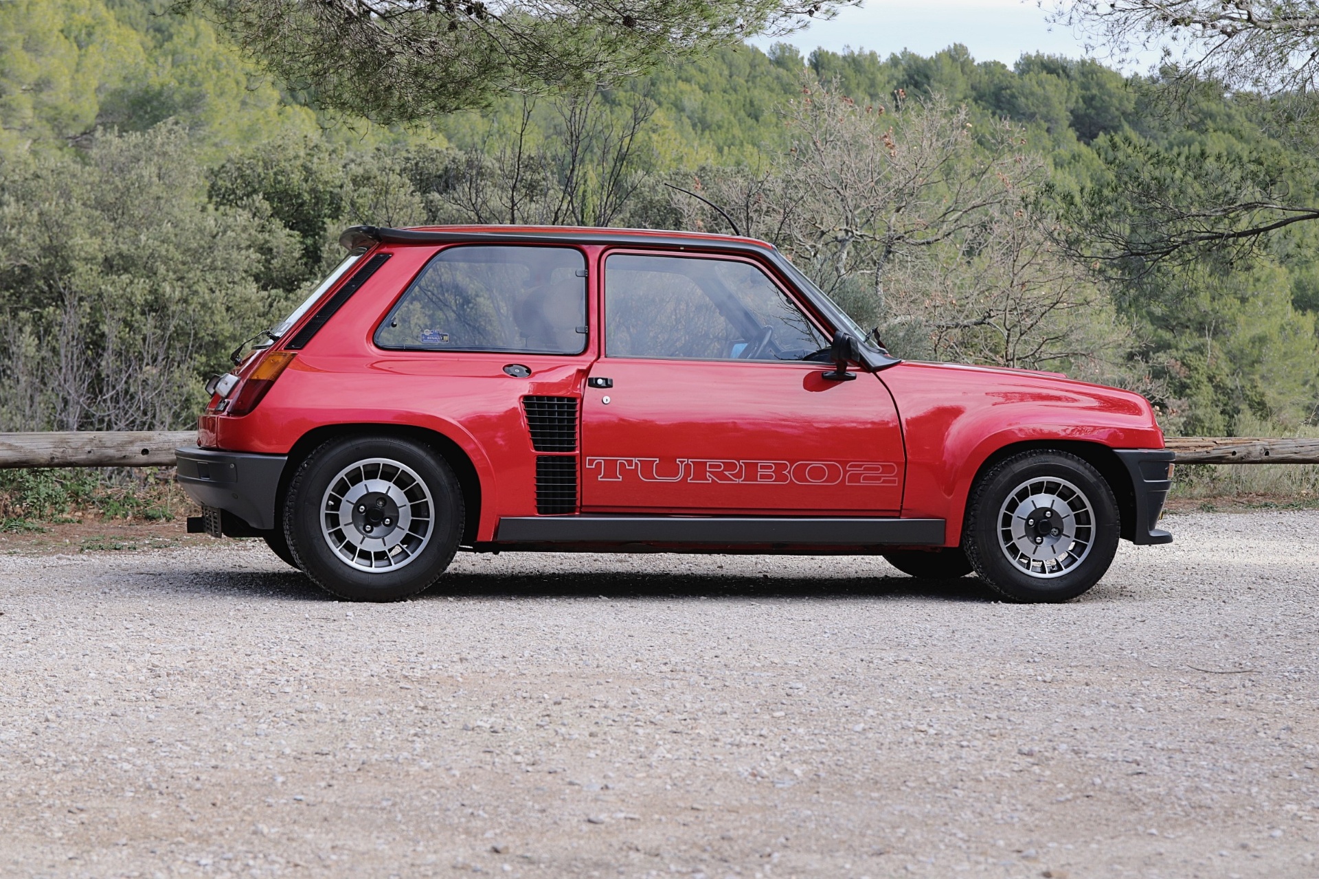 Renault R5 Turbo 2 rouge de profil, ailes élargies et prises d'air latérales