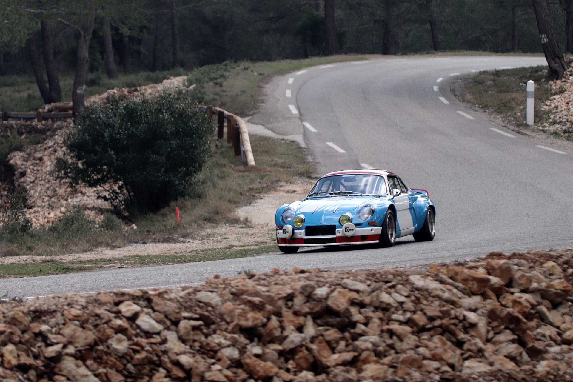 Alpine A110 1800 Groupe 4 bleue en action sur route de montagne