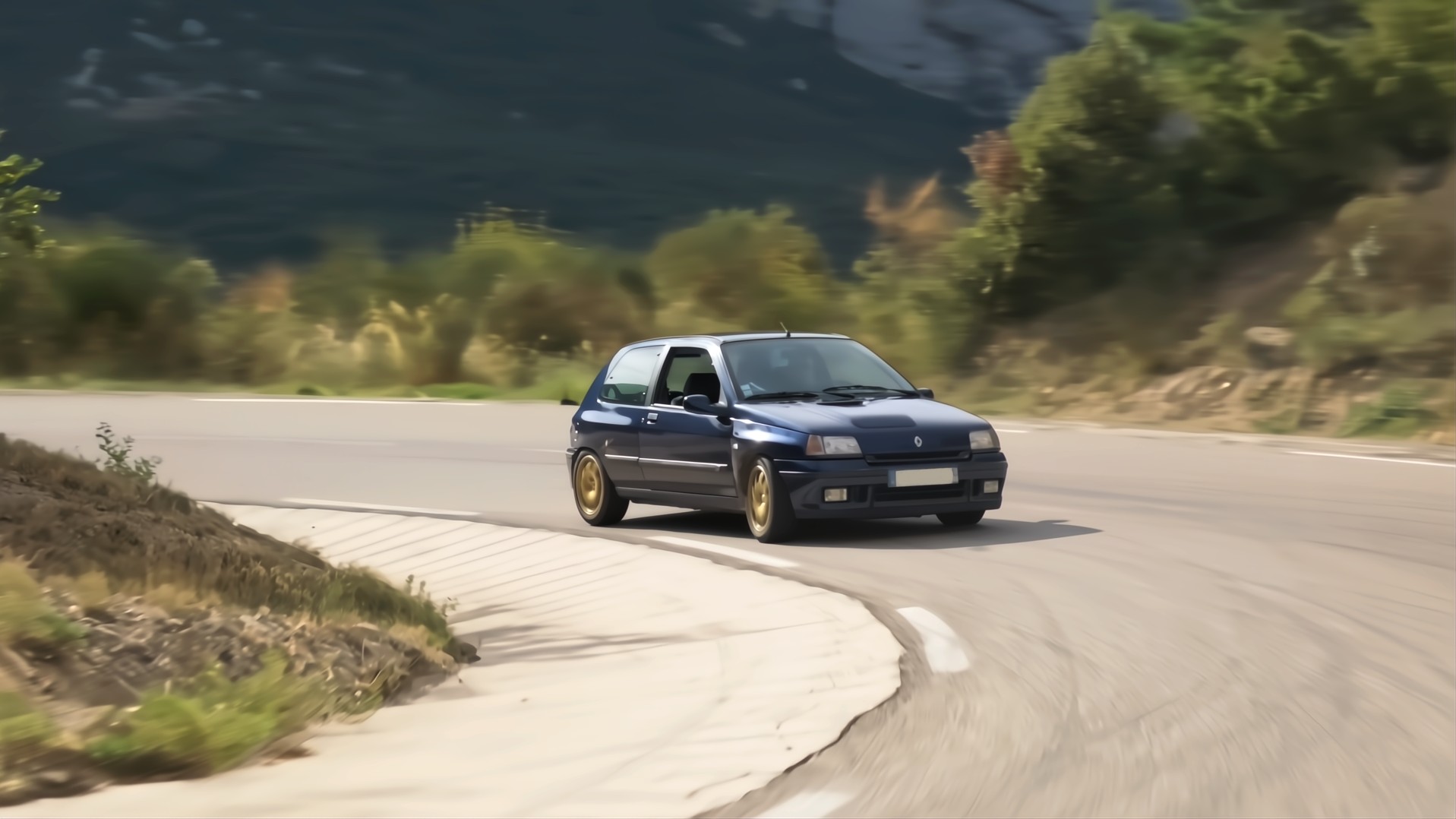 Renault Clio Williams bleue sur route : prix et cote 2026