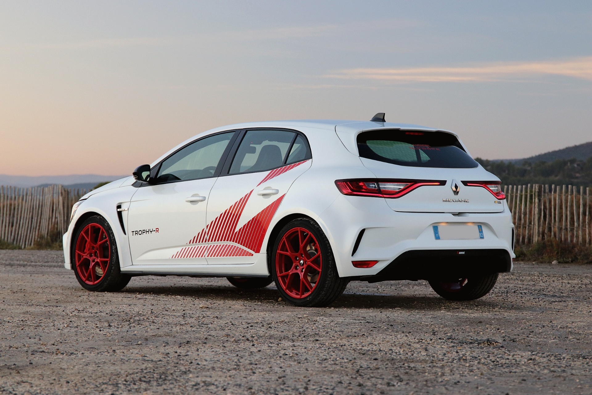 Mégane 4 R.S. Trophy-R blanche vue arrière avec échappement Akrapovic au coucher du soleil