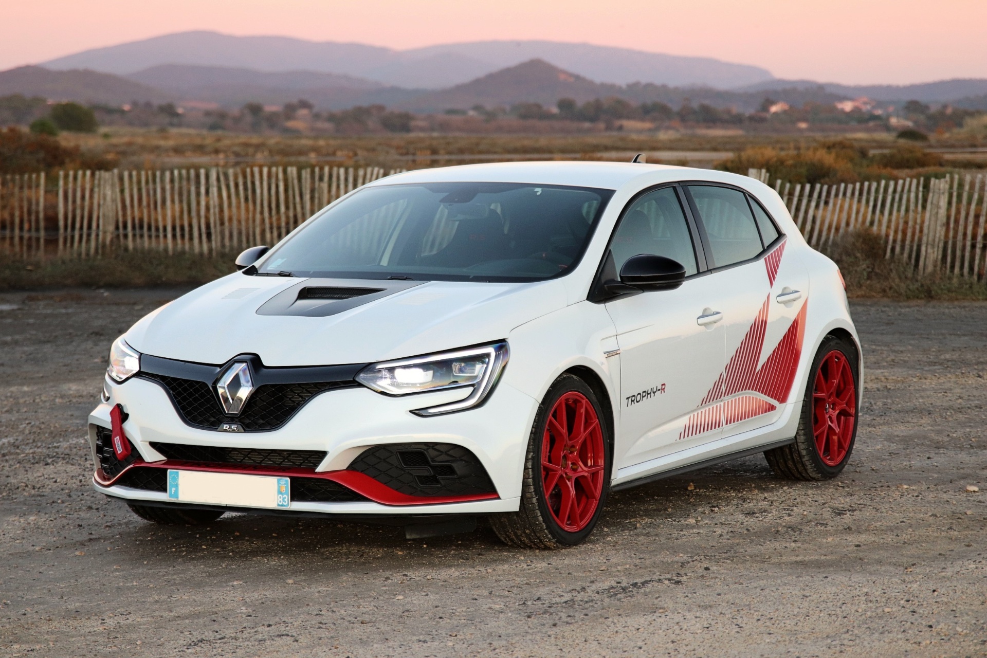 Mégane 4 R.S. Trophy-R blanche face avant devant les collines des Maures
