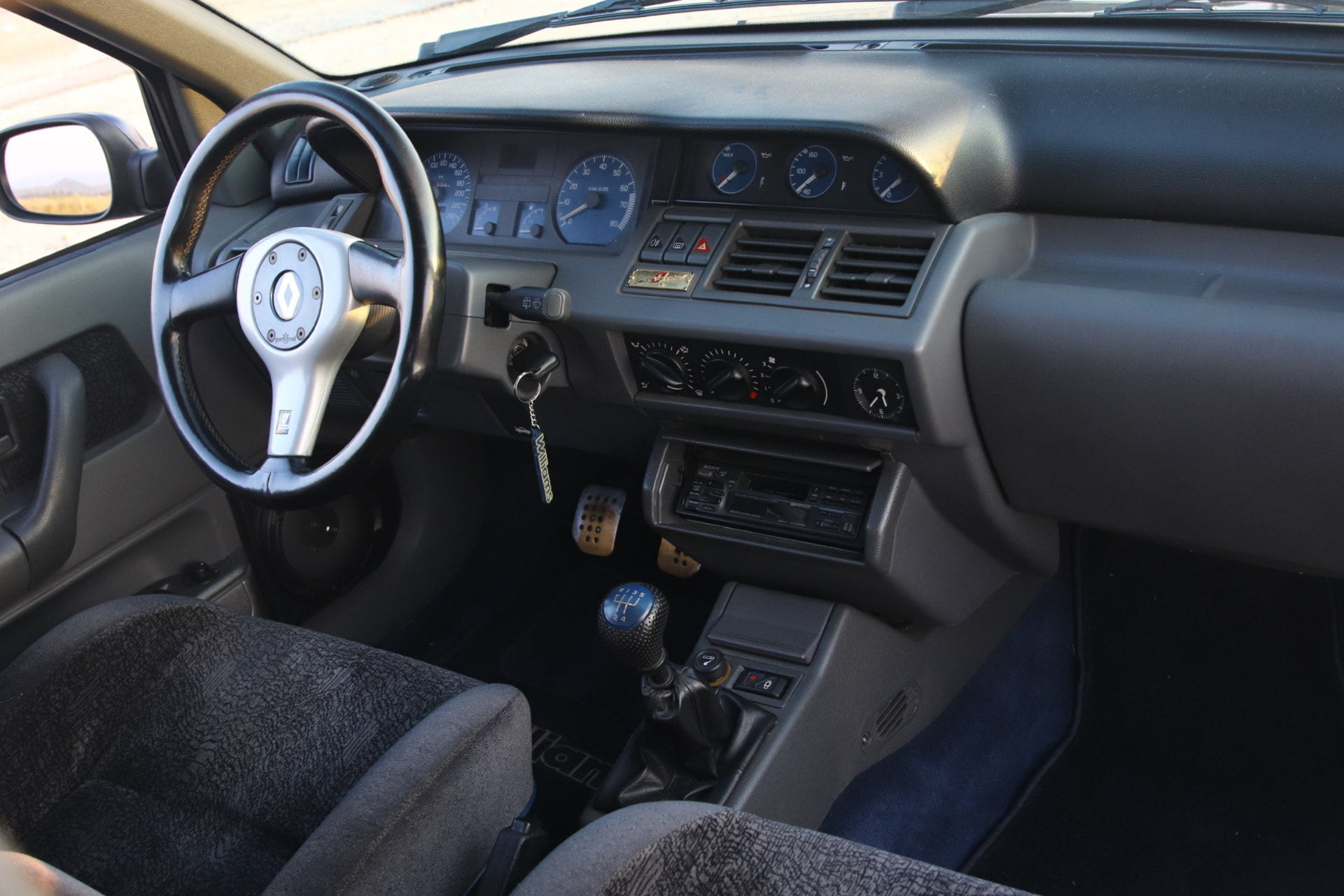 Intérieur d'une Renault Clio Williams : volant Williams, pommeau bleu, tableau de bord