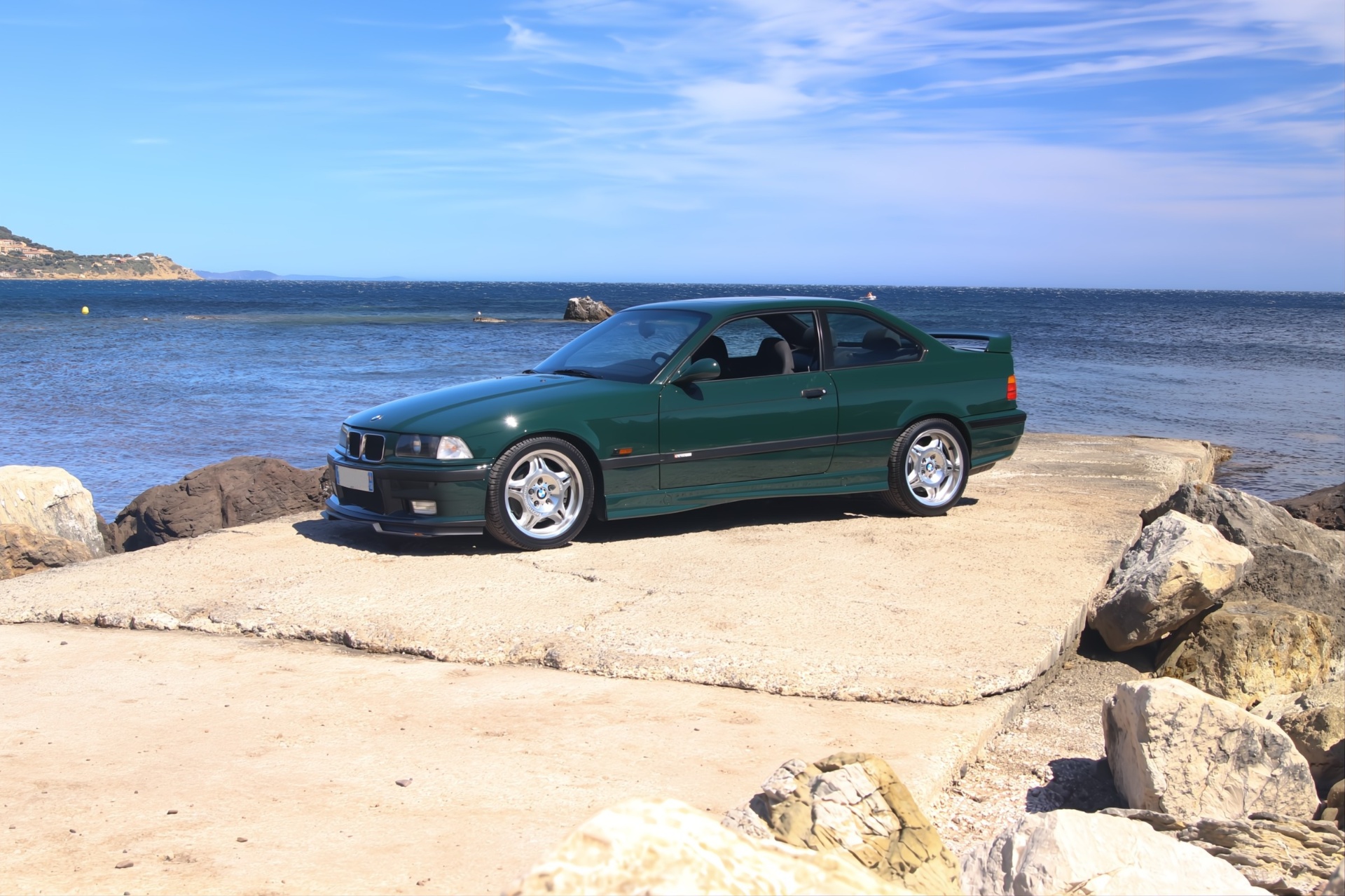 BMW M3 GT E36 British Racing Green de profil face à la baie