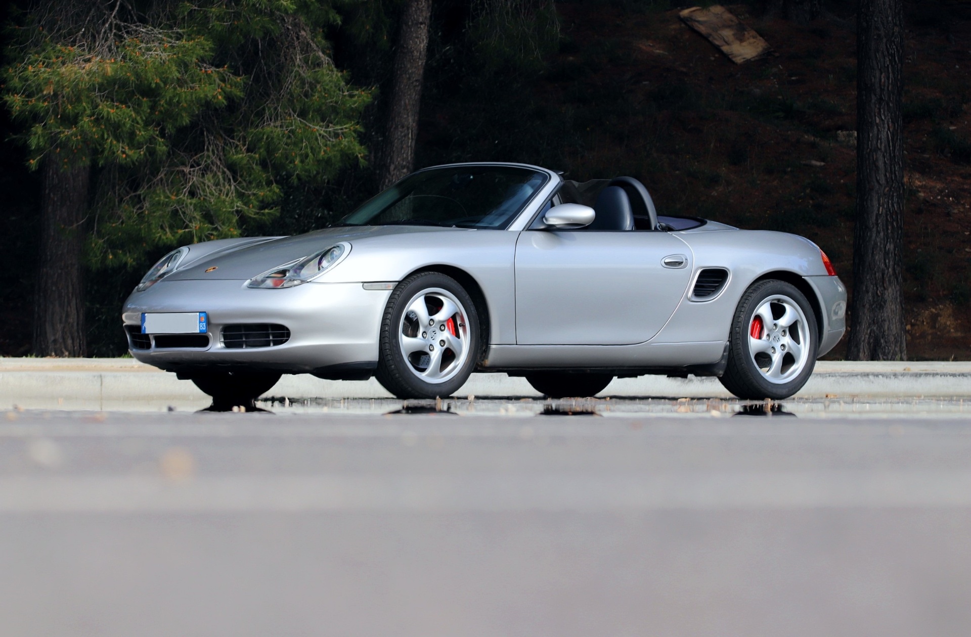 Porsche Boxster 986 S argent vue latérale en légère contre-plongée