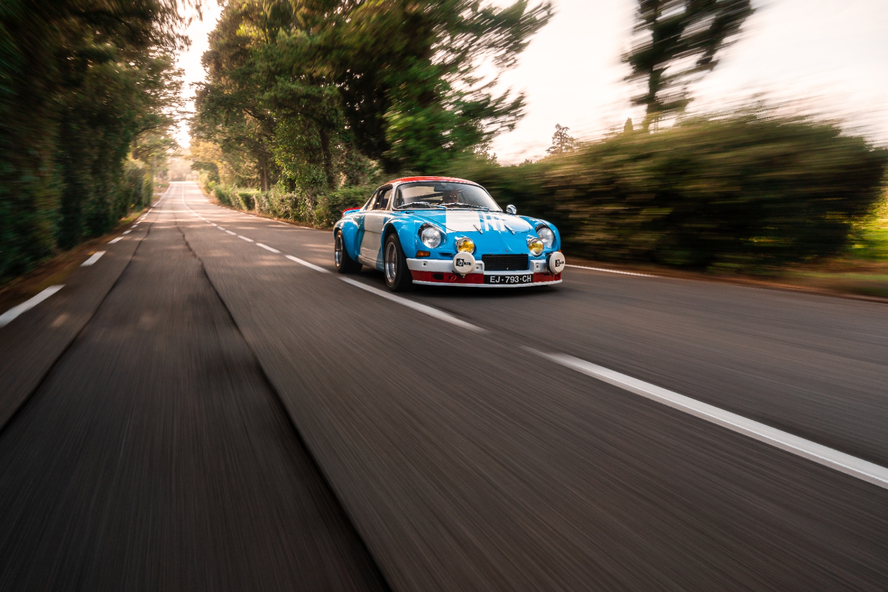 Alpine A110 1800 VB Bis en livrée compétition bleu-blanc-rouge, profil au coucher du soleil