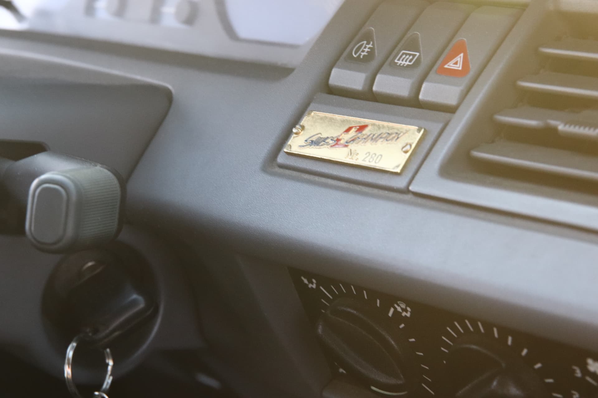 Plaque numérotée d’une Renault Clio Williams première série