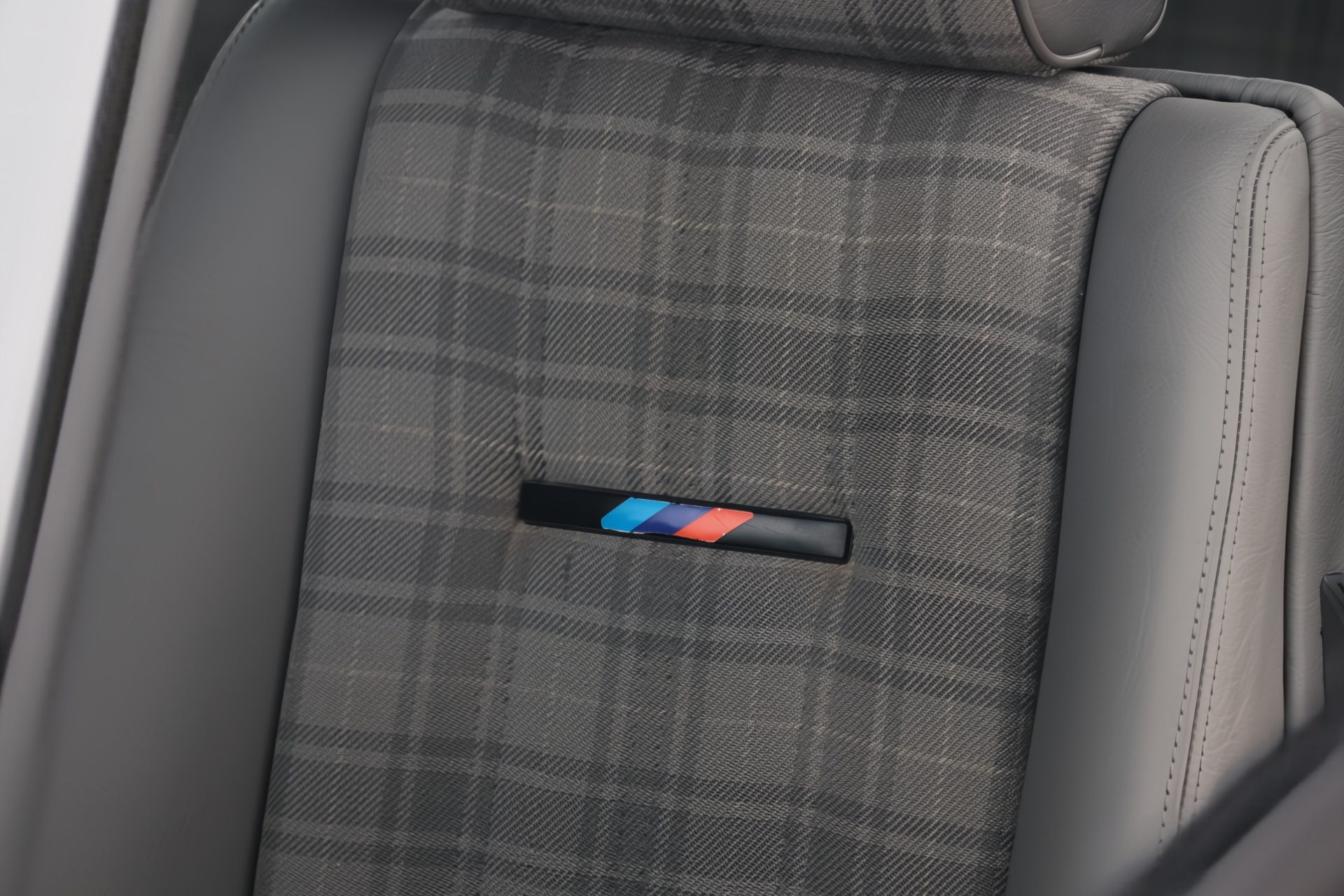 Tissu à carreaux « checker cloth » du dossier avec écusson M tricolore