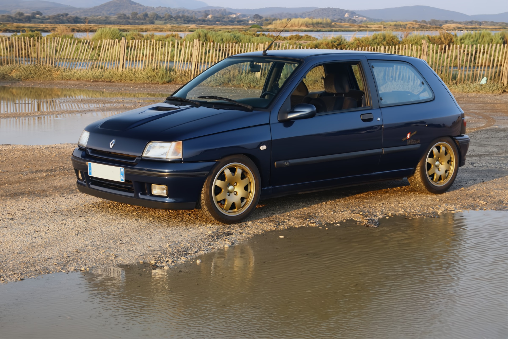 Renault Clio Williams de trois quarts avant au bord d'un étang