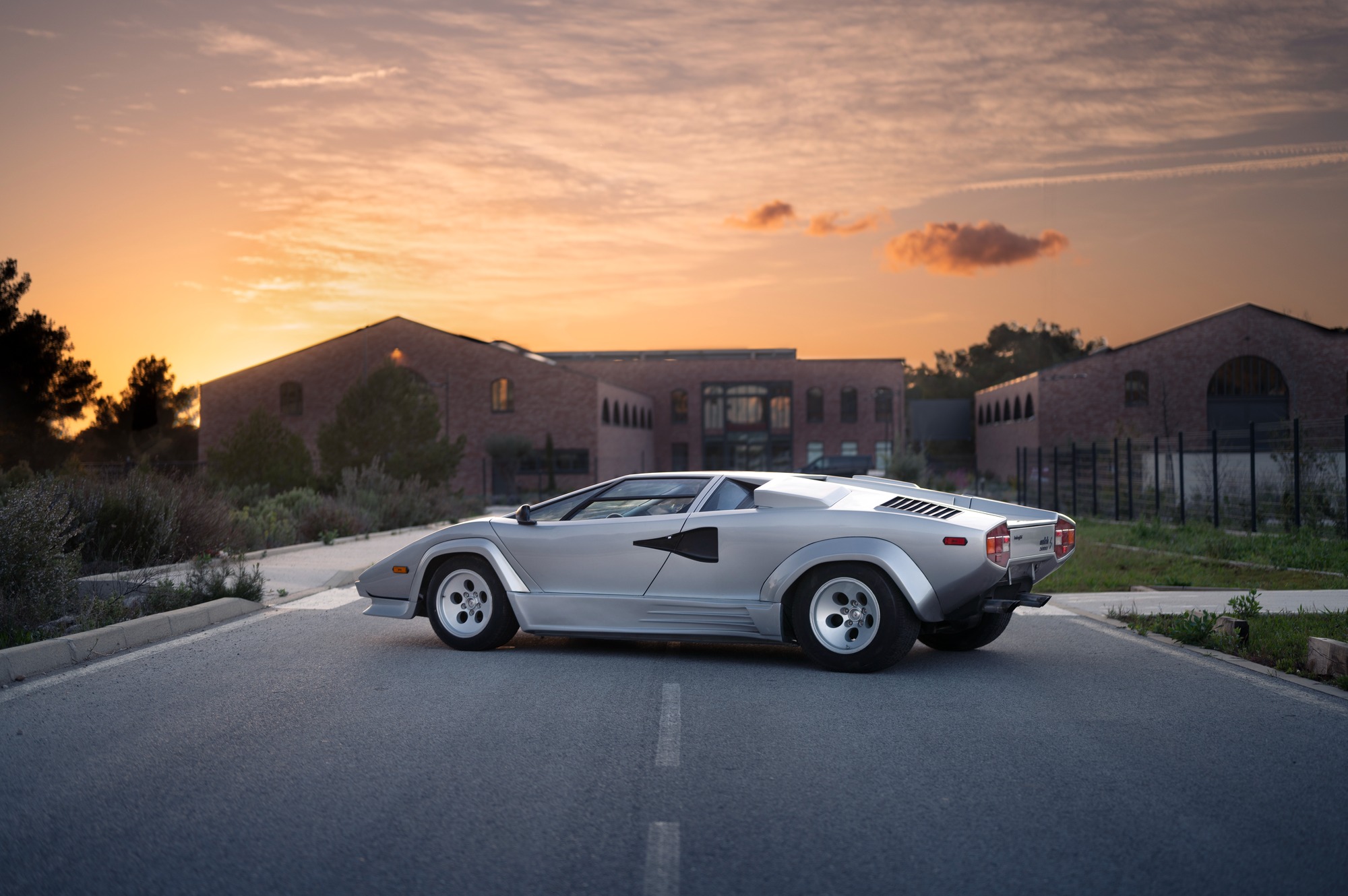 Lamborghini Countach grise au coucher du soleil