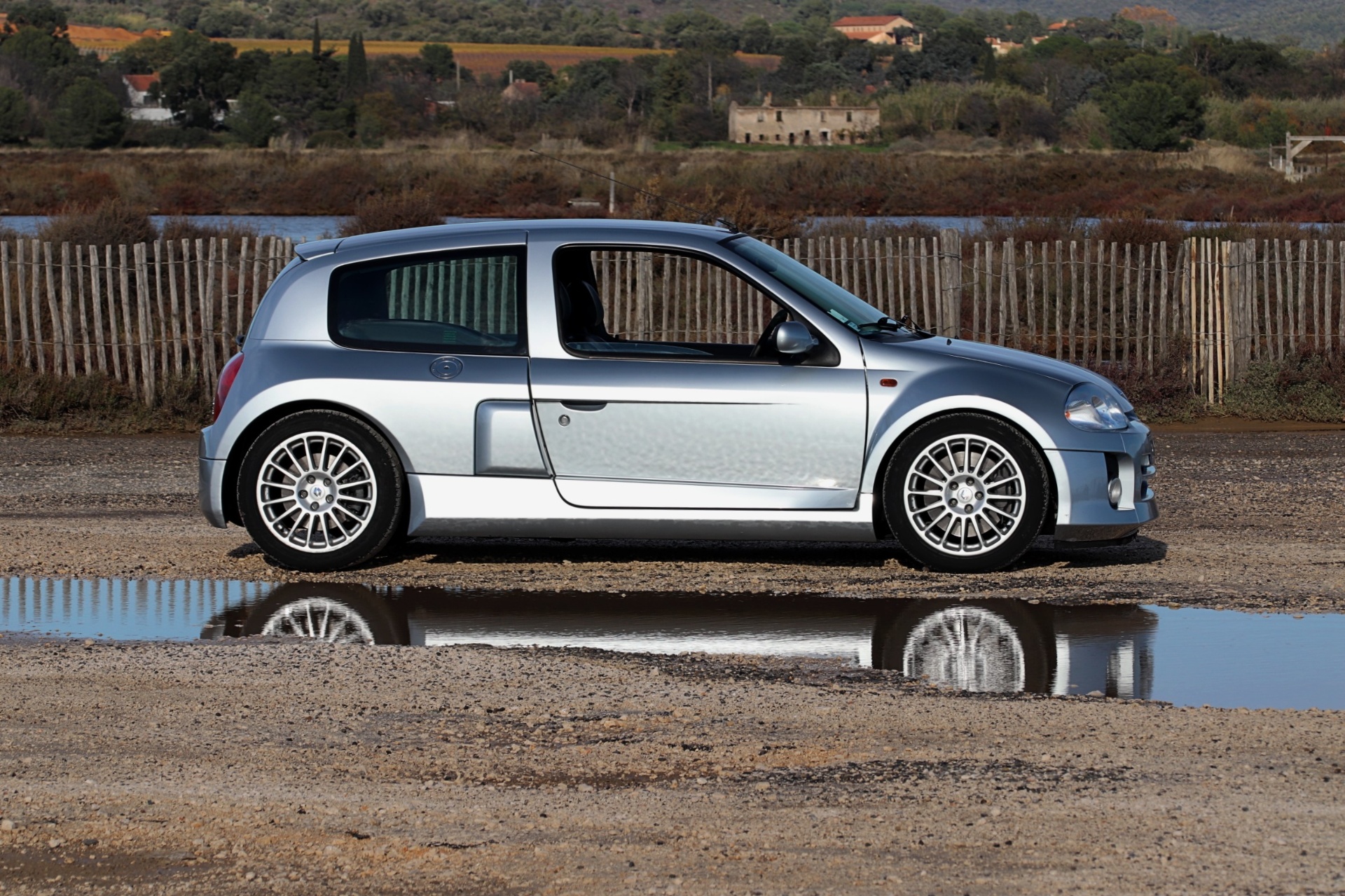 Profil Renault Clio V6 montrant les ailes élargies