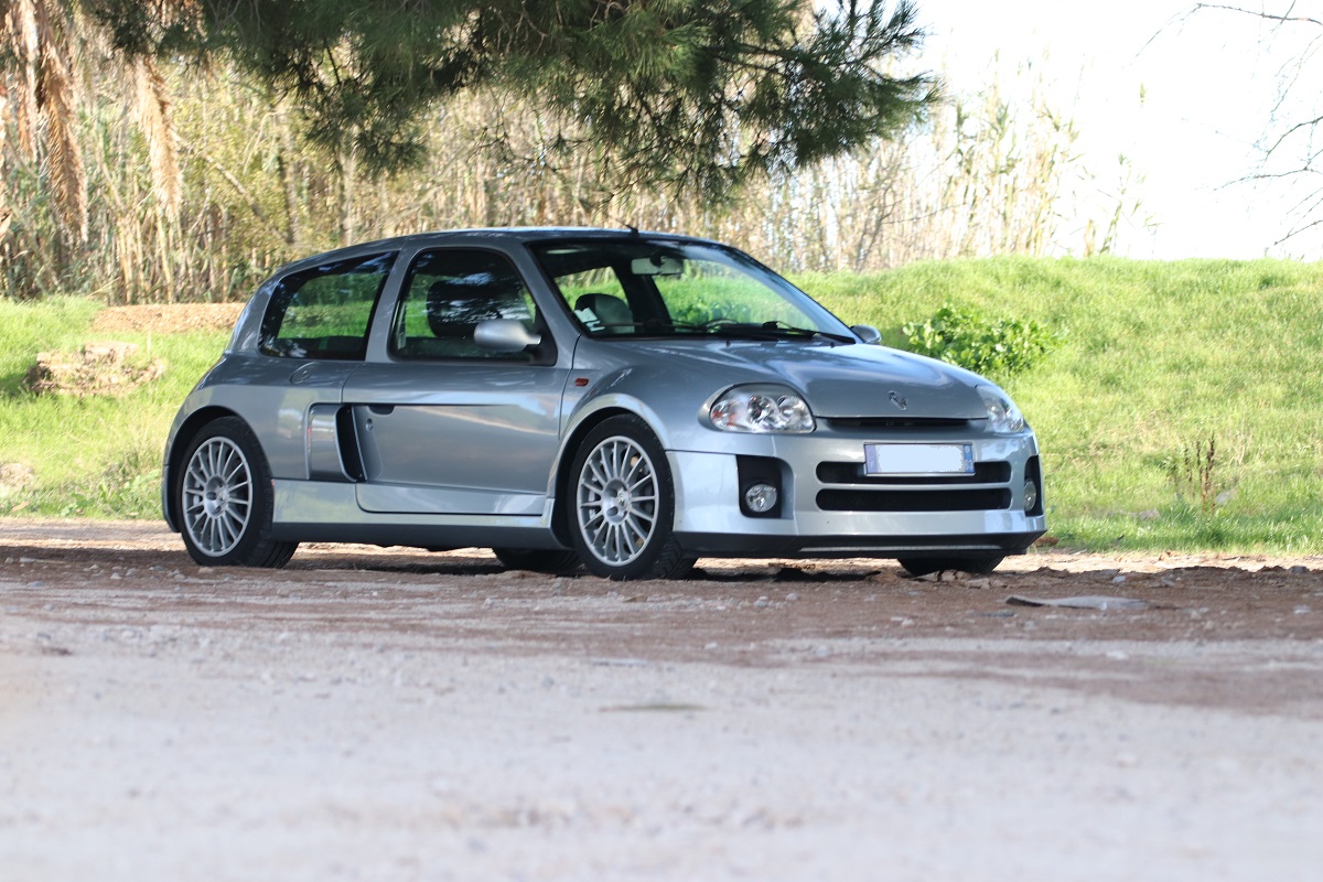Clio V6 grise de trois quarts avant