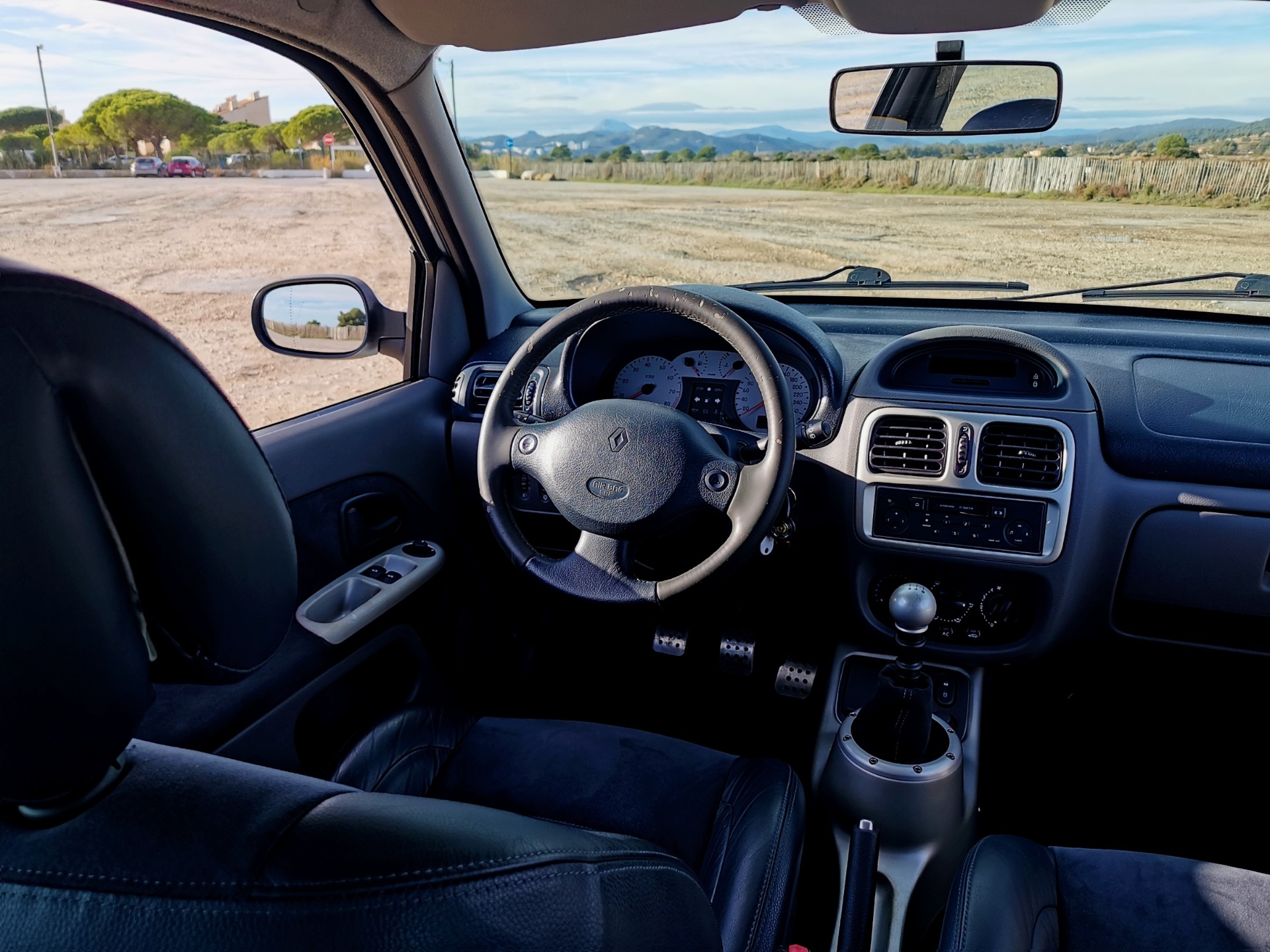 Poste de conduite Clio V6 avec compteurs Renault Sport