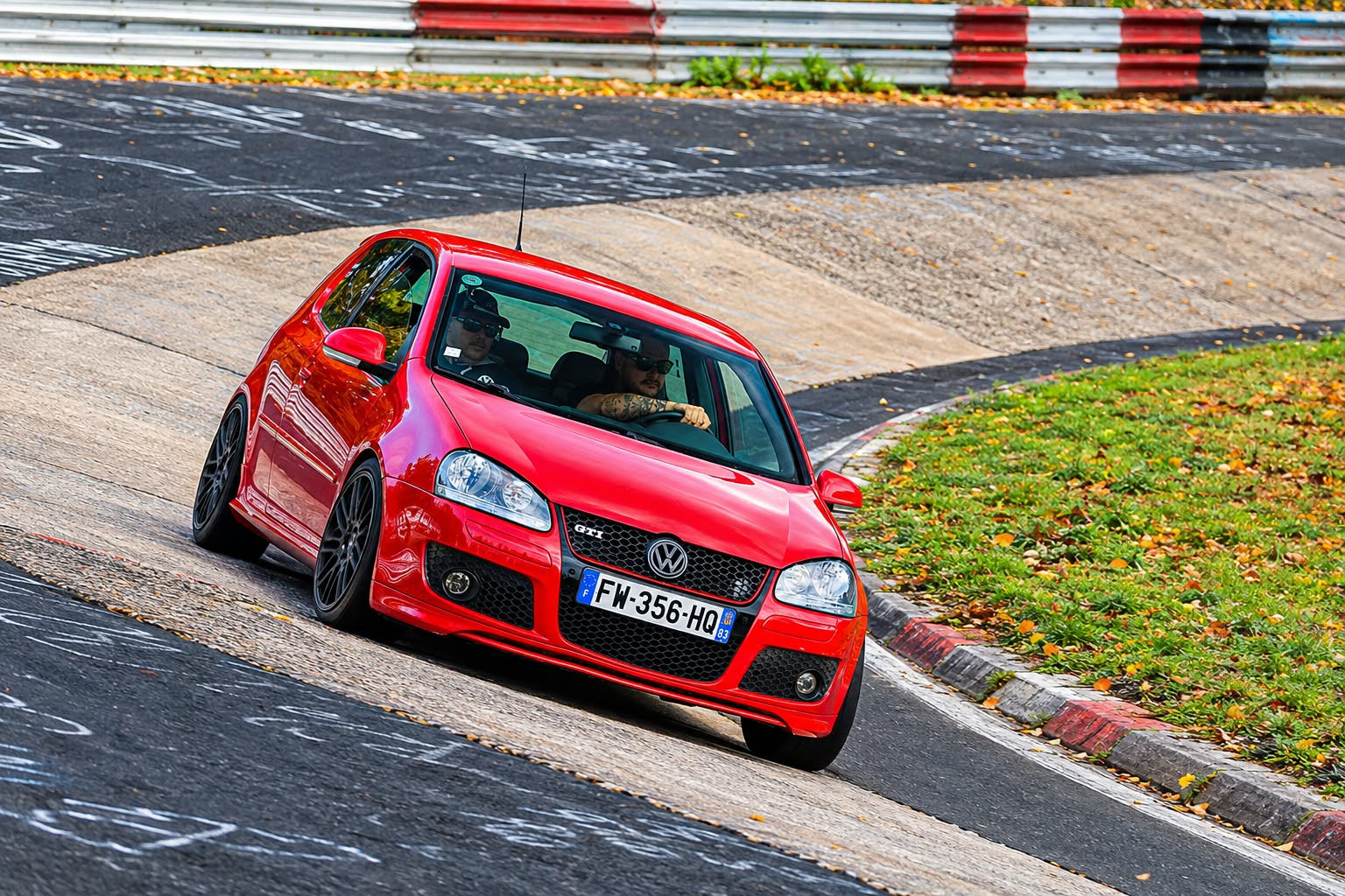Volkswagen Golf 5 GTI rouge dans le virage incliné du Karussell au Nürburgring