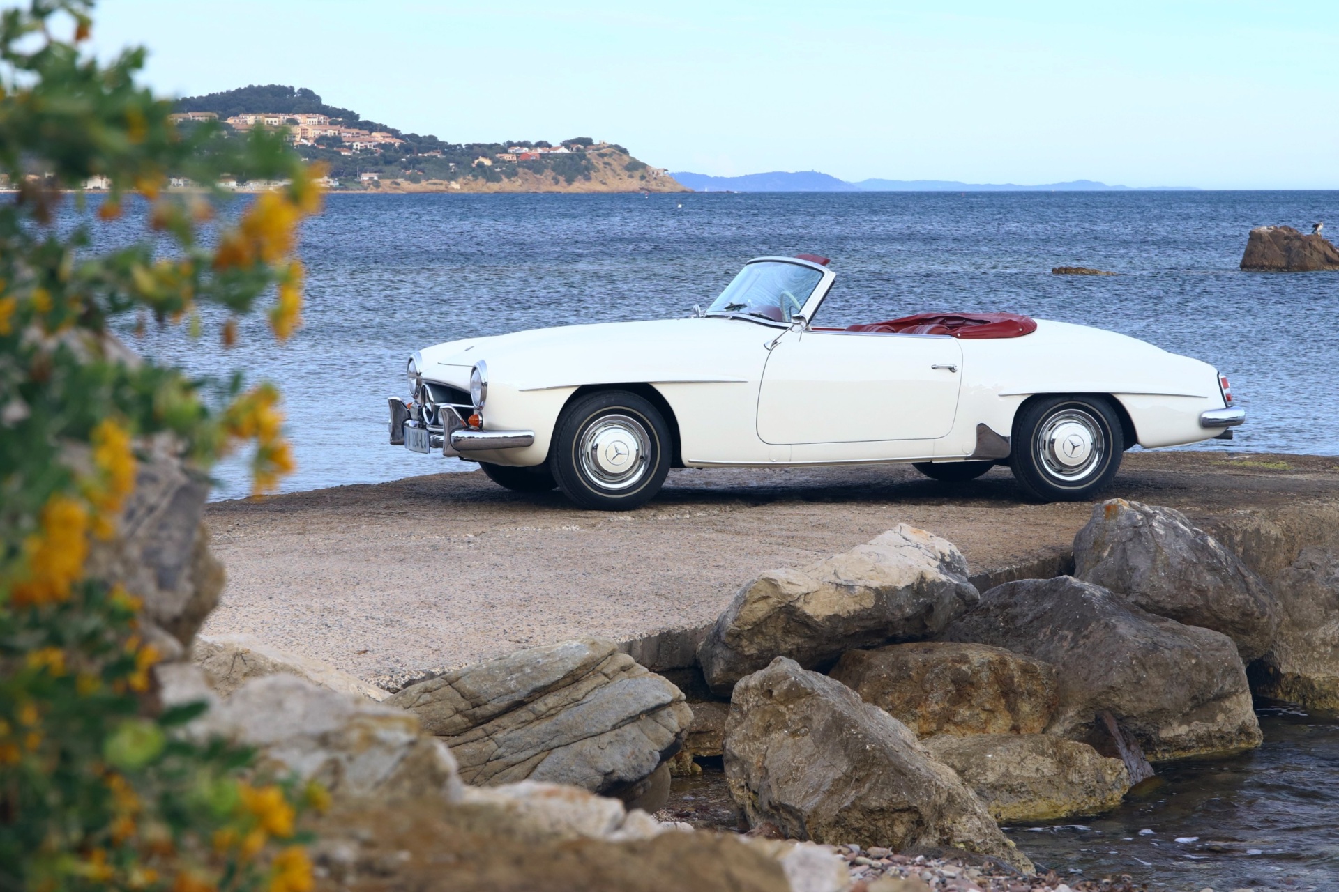 Mercedes 190 SL blanche au bord de la Méditerranée