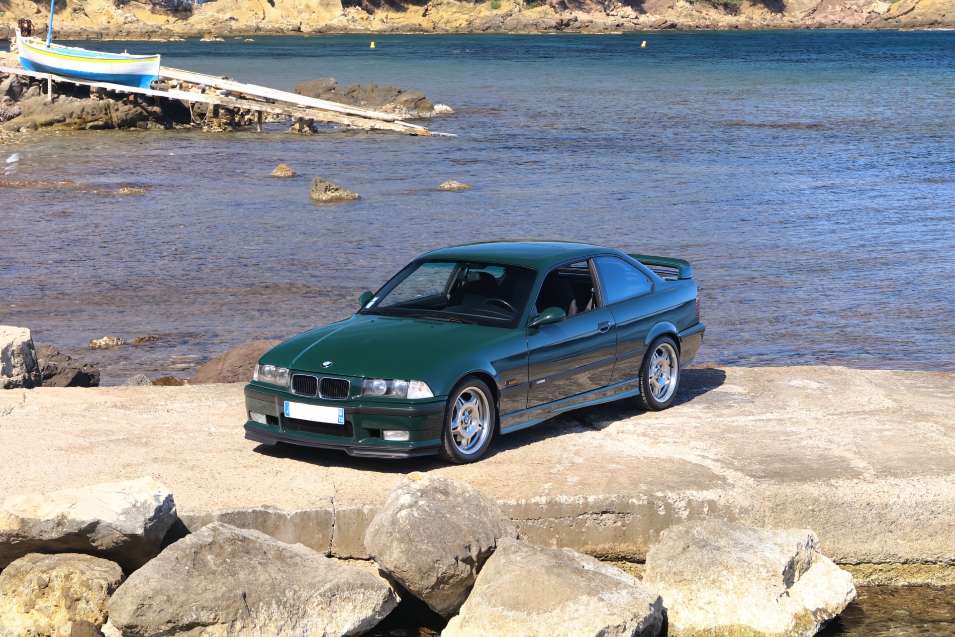 BMW M3 GT E36 British Racing Green vue de trois-quarts avant face à la mer