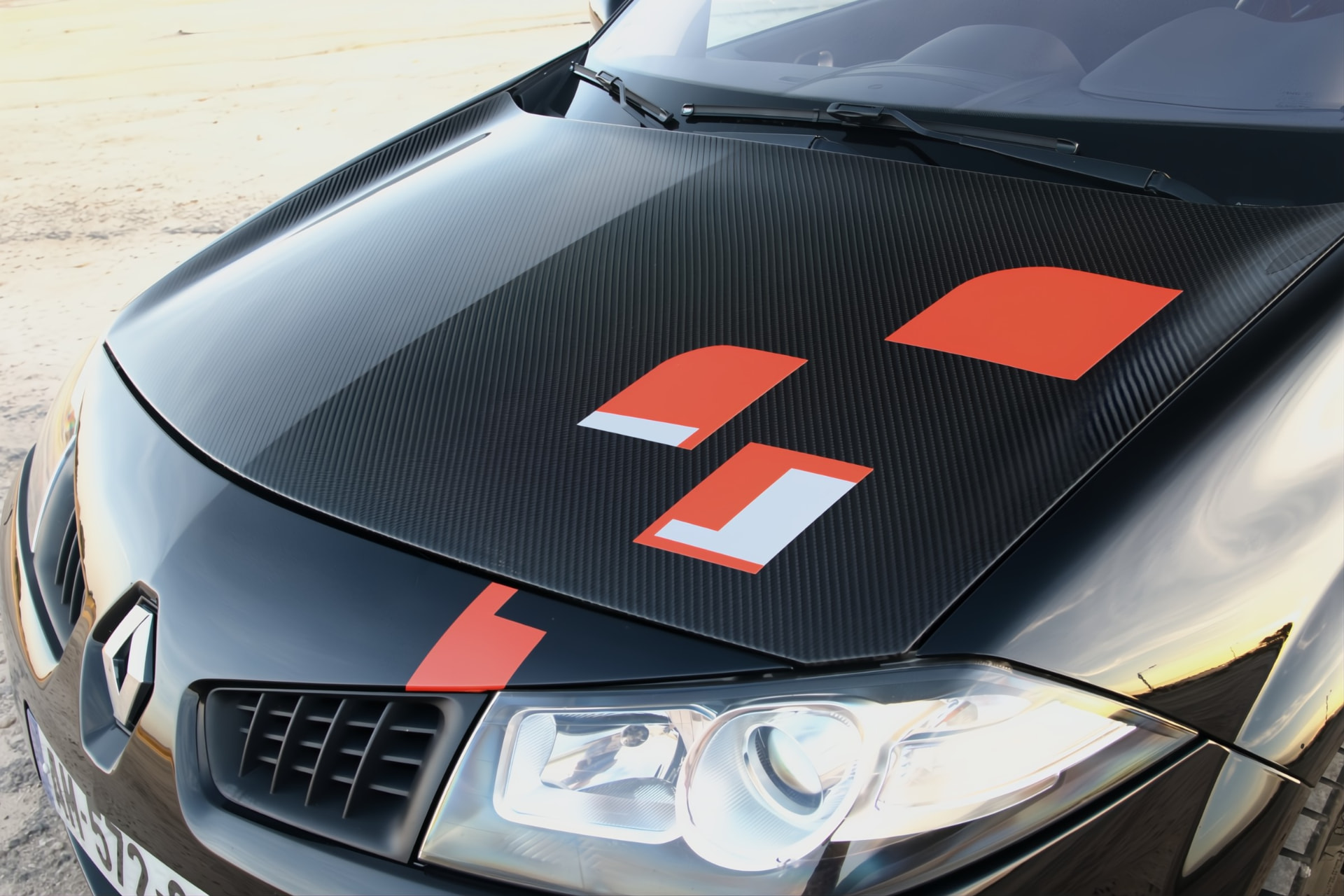 Détail du capot carbone et des marquages de la Mégane R26.R