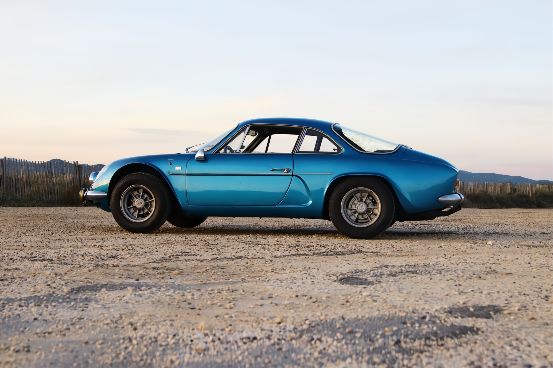 Alpine A110 1300 G bleue trois-quarts avant à Paris