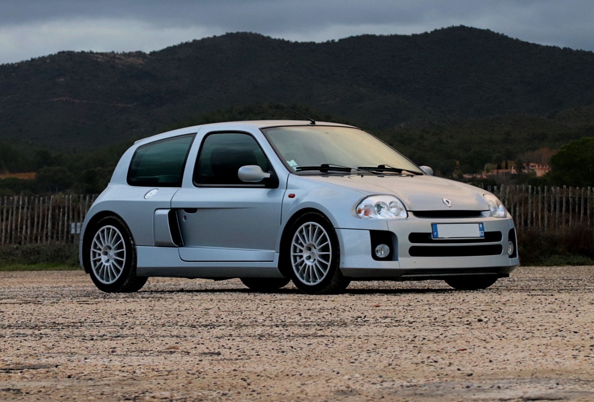 Renault Sport Clio V6 phase 2 grise vue trois-quarts avant