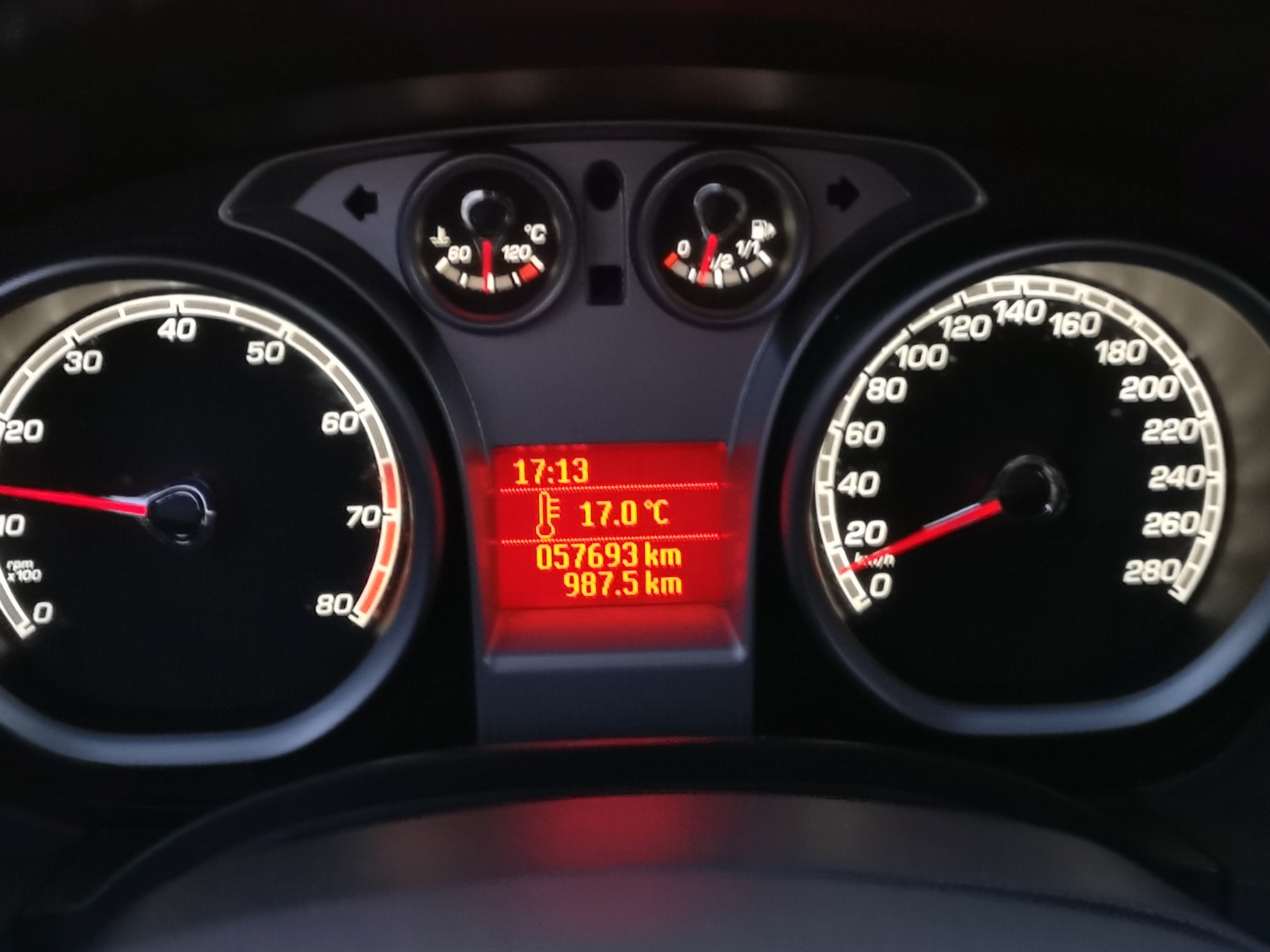 Compteur Ford Focus RS Mk2 affichant 57 693 km, jauges température et essence
