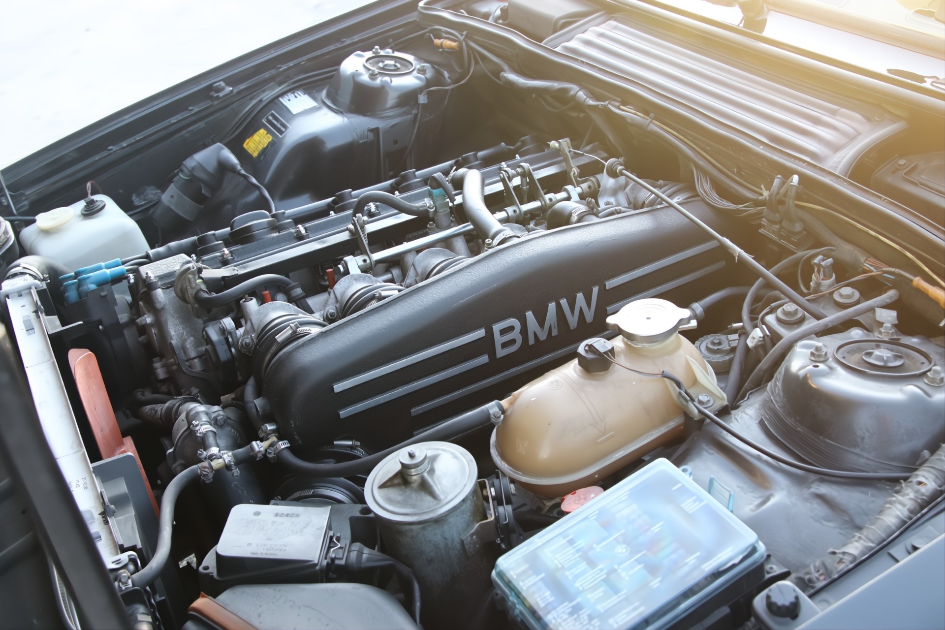 Moteur BMW M88 six cylindres en ligne 24 soupapes dans son compartiment