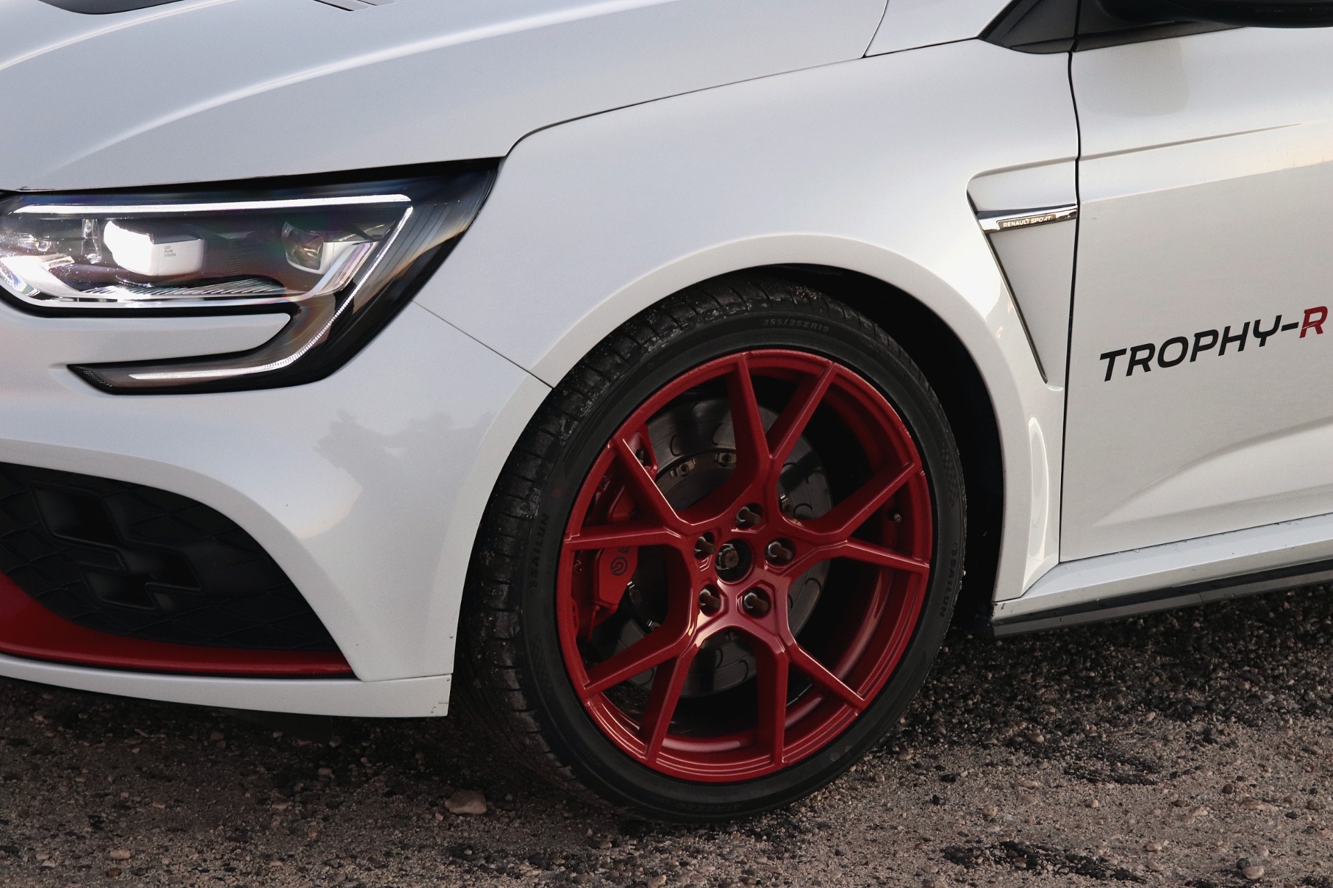 Détail aile avant, jante rouge et sigle Trophy-R de la Mégane 4 R.S.