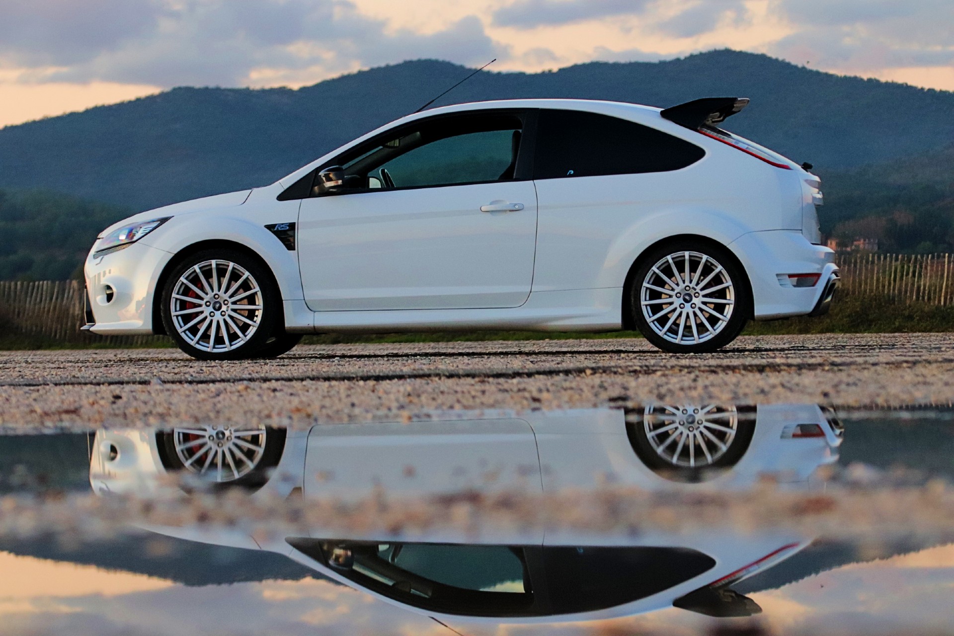 Ford Focus RS Mk2 blanche de profil avec jantes argentées et étriers rouges