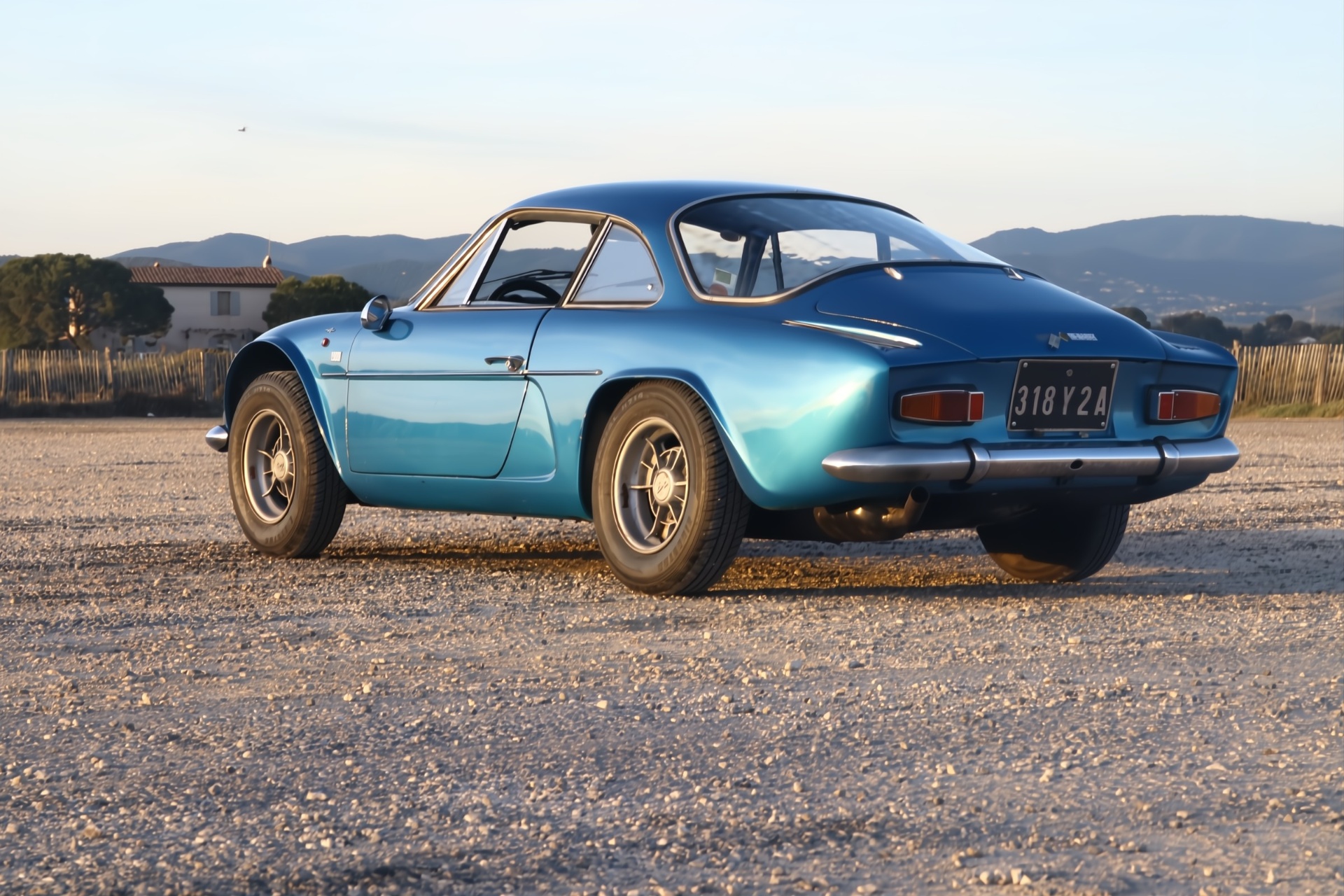 Alpine A110 1600 S blanche en bord de mer à Monaco