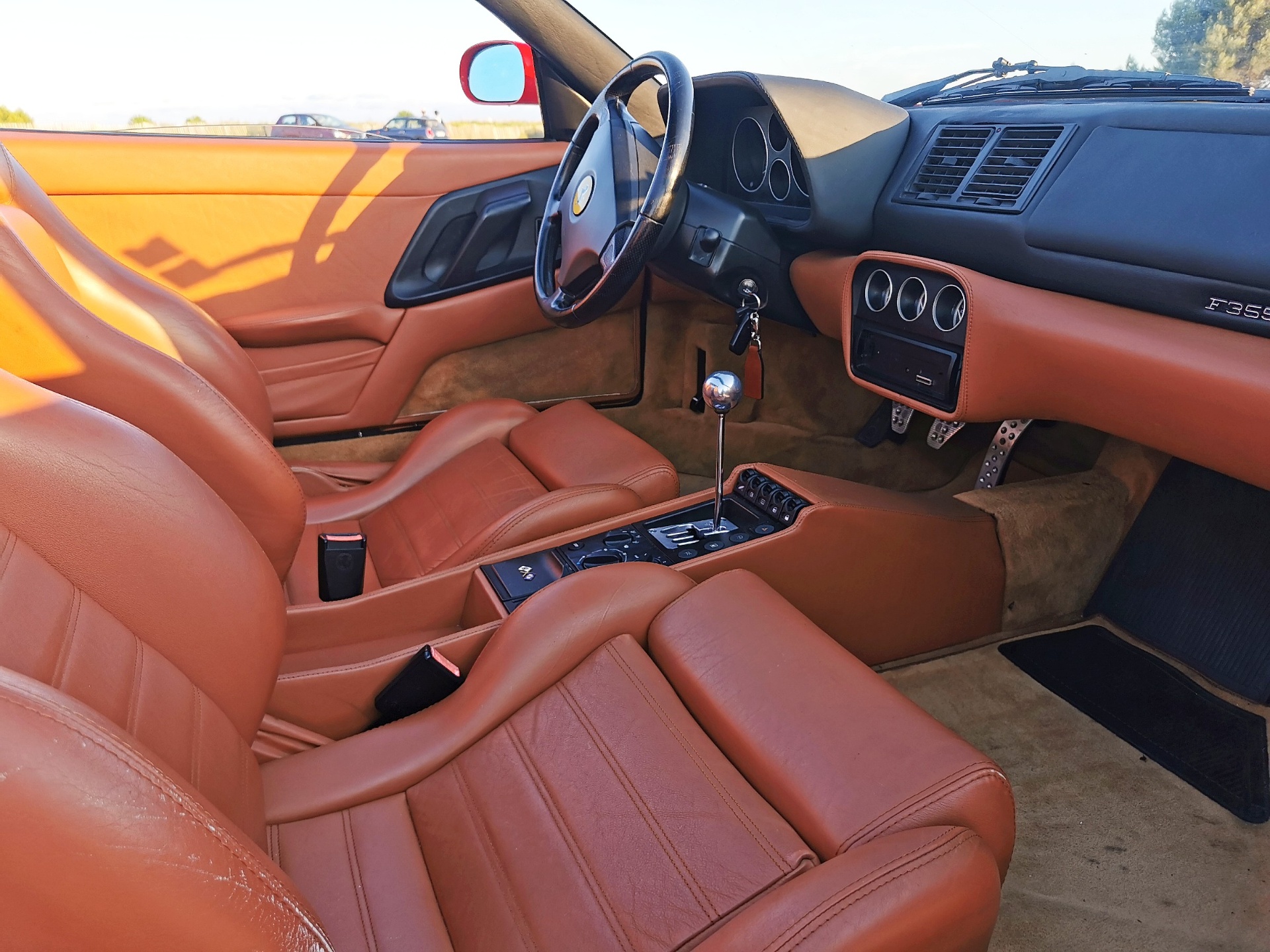 Intérieur Ferrari F355 cuir cognac avec grille de boîte mécanique chromée