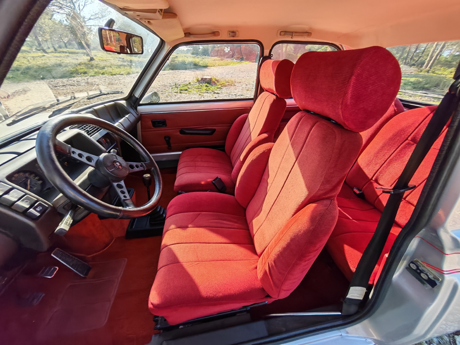 Intérieur rouge de Renault 5 Alpine avec volant sport et boîte manuelle