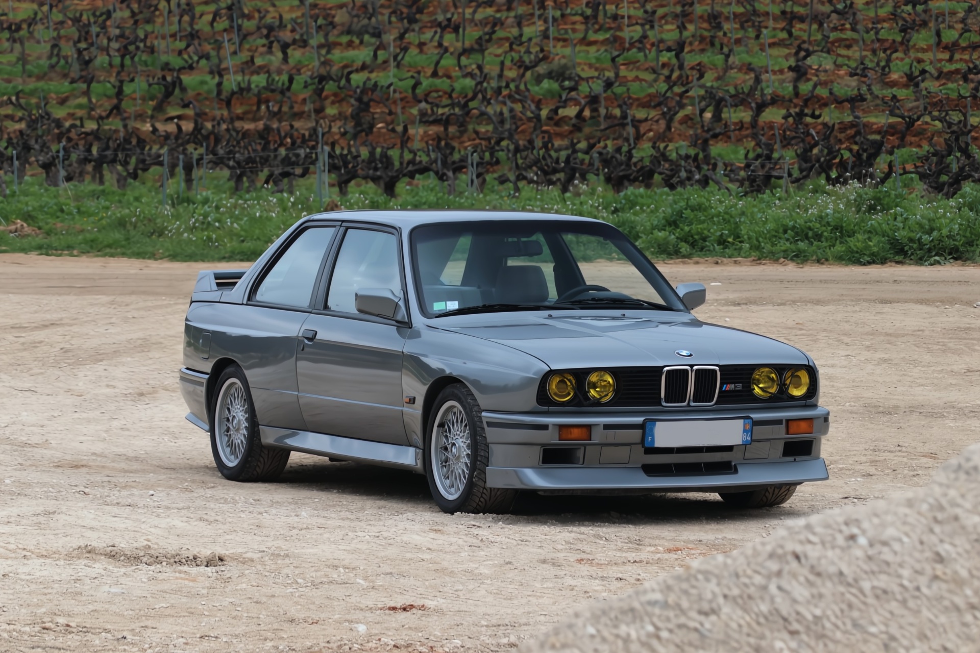 BMW M3 E30 Evolution II face avant, optiques jaunes
