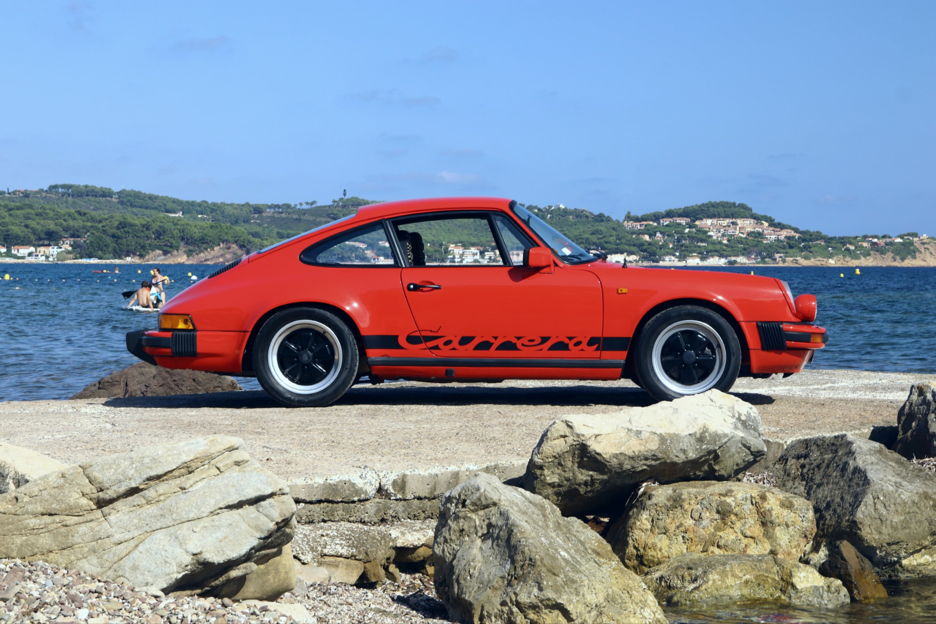 Porsche 911 SC de profil, déco Carrera et jantes Fuchs