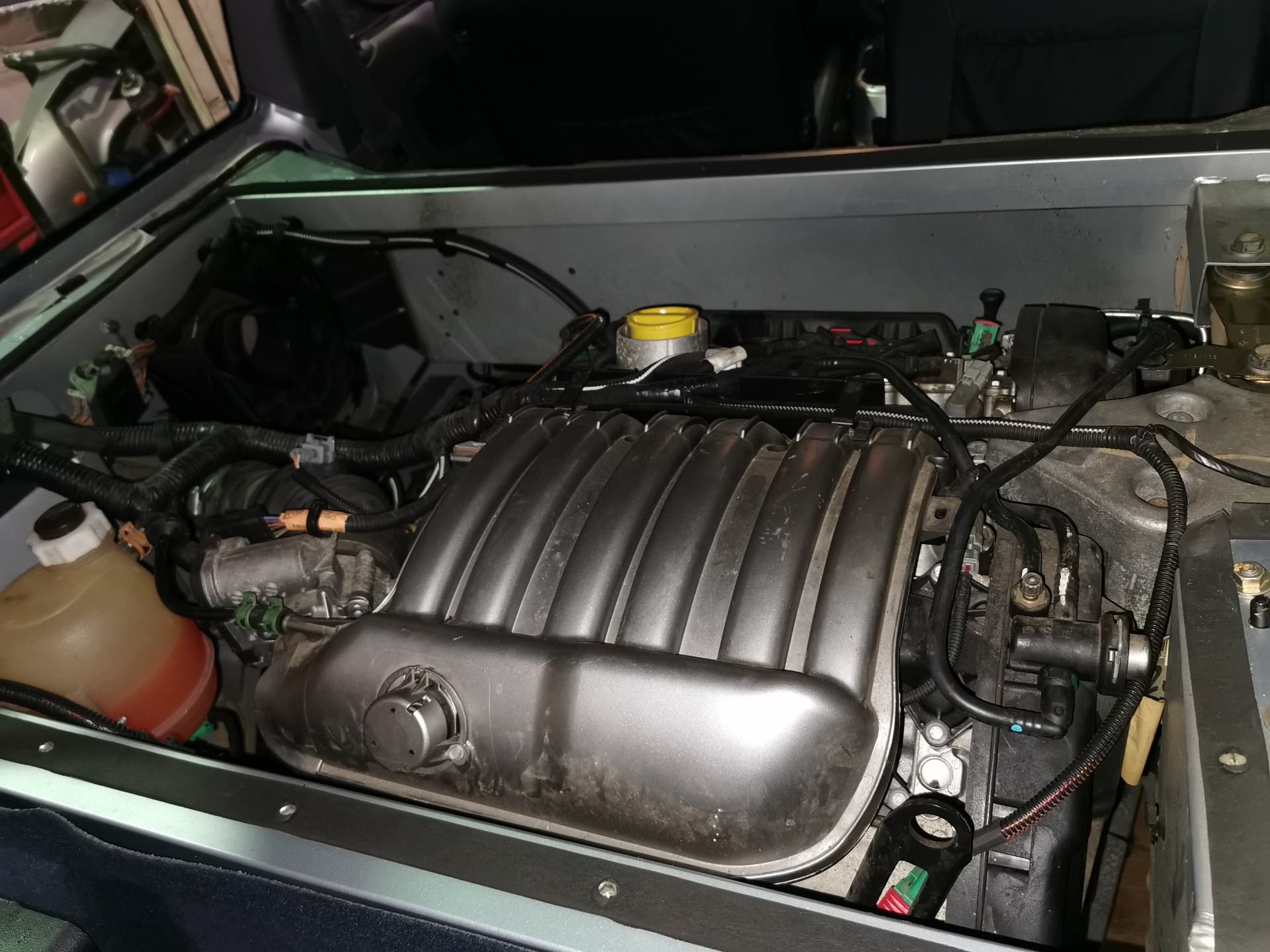 Vue du V6 atmosphérique central arrière de la Clio V6