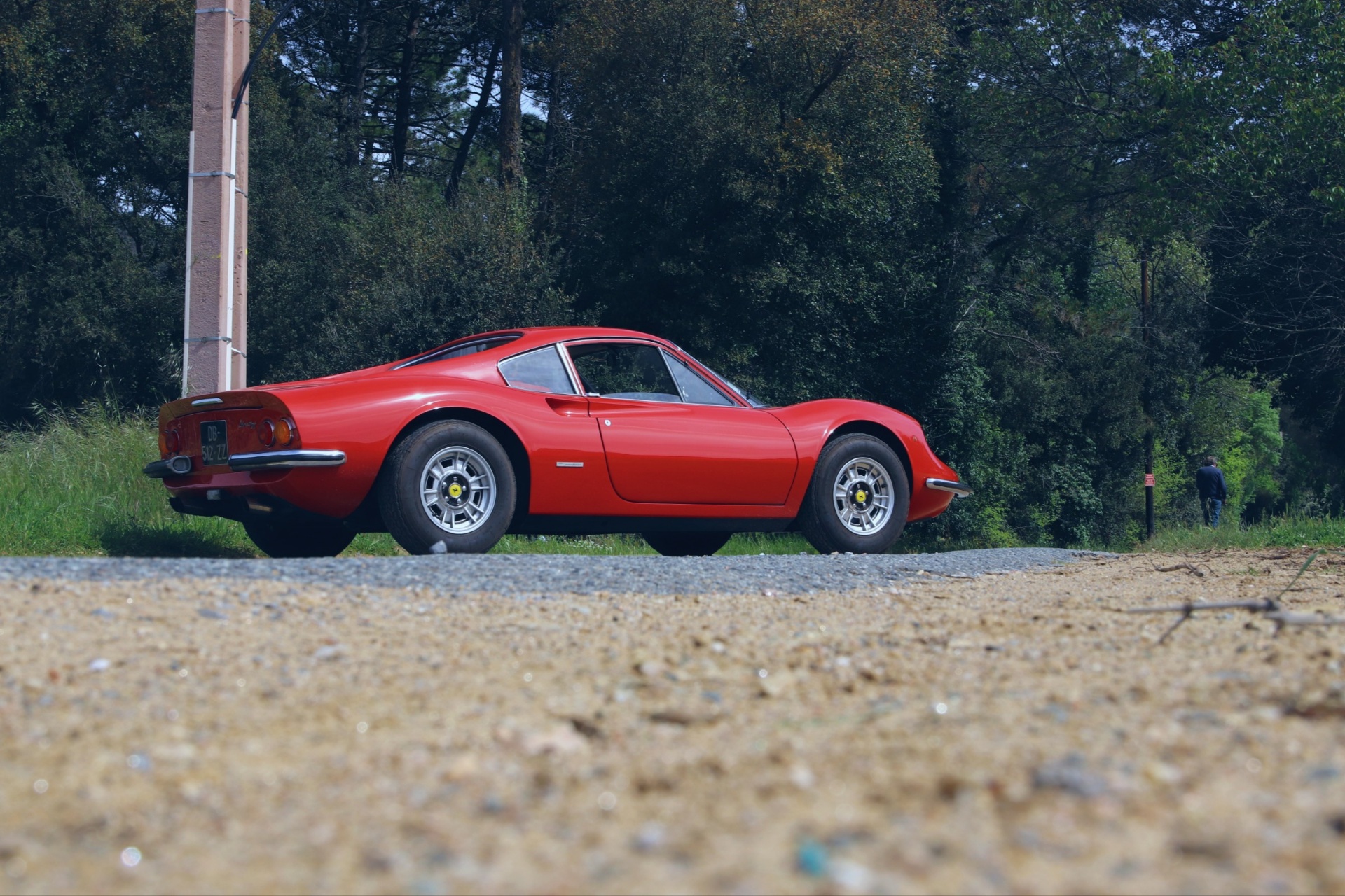 Ferrari Dino 246 GT rouge sous les pins