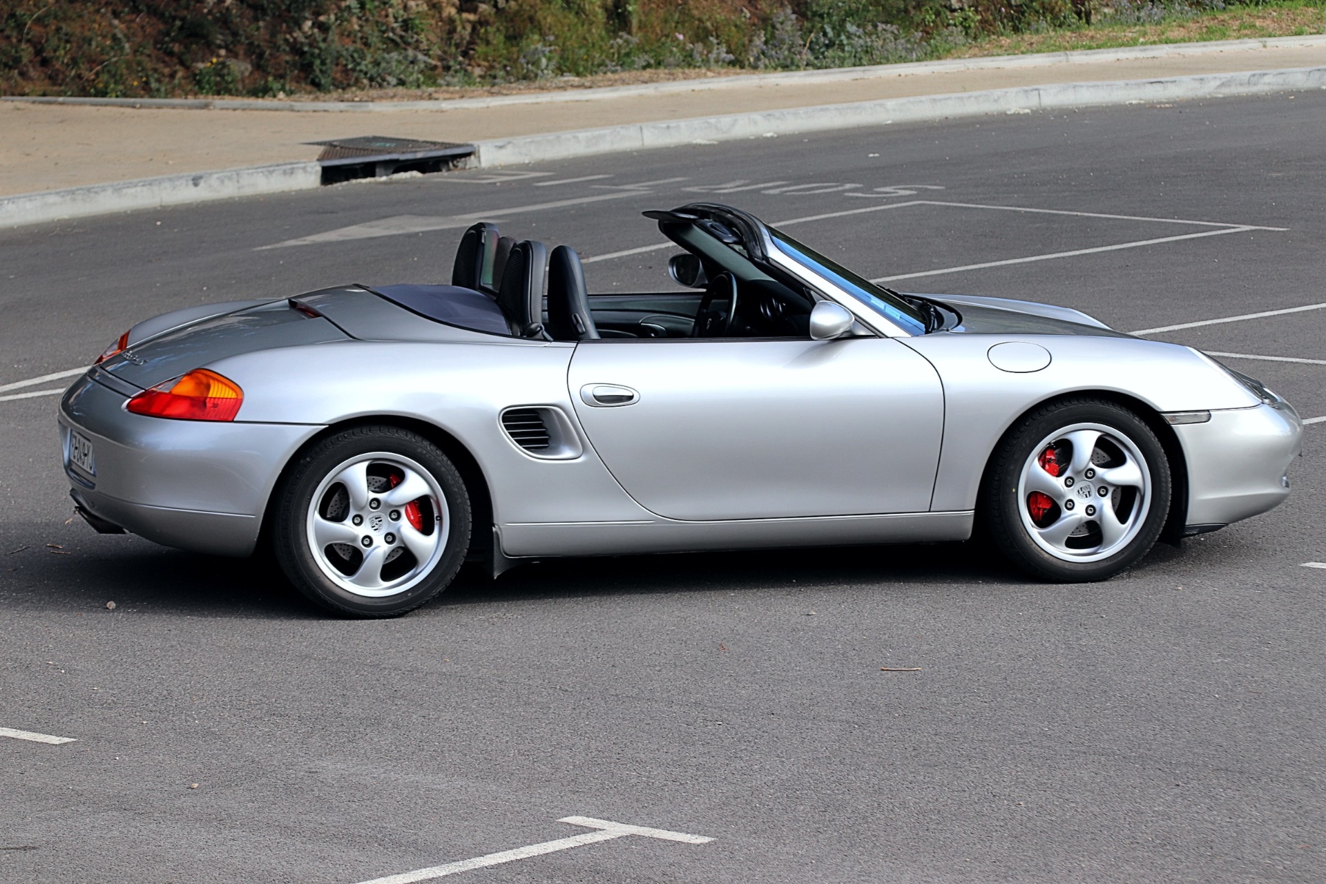 Porsche Boxster 986 argent vue arrière latérale capote ouverte