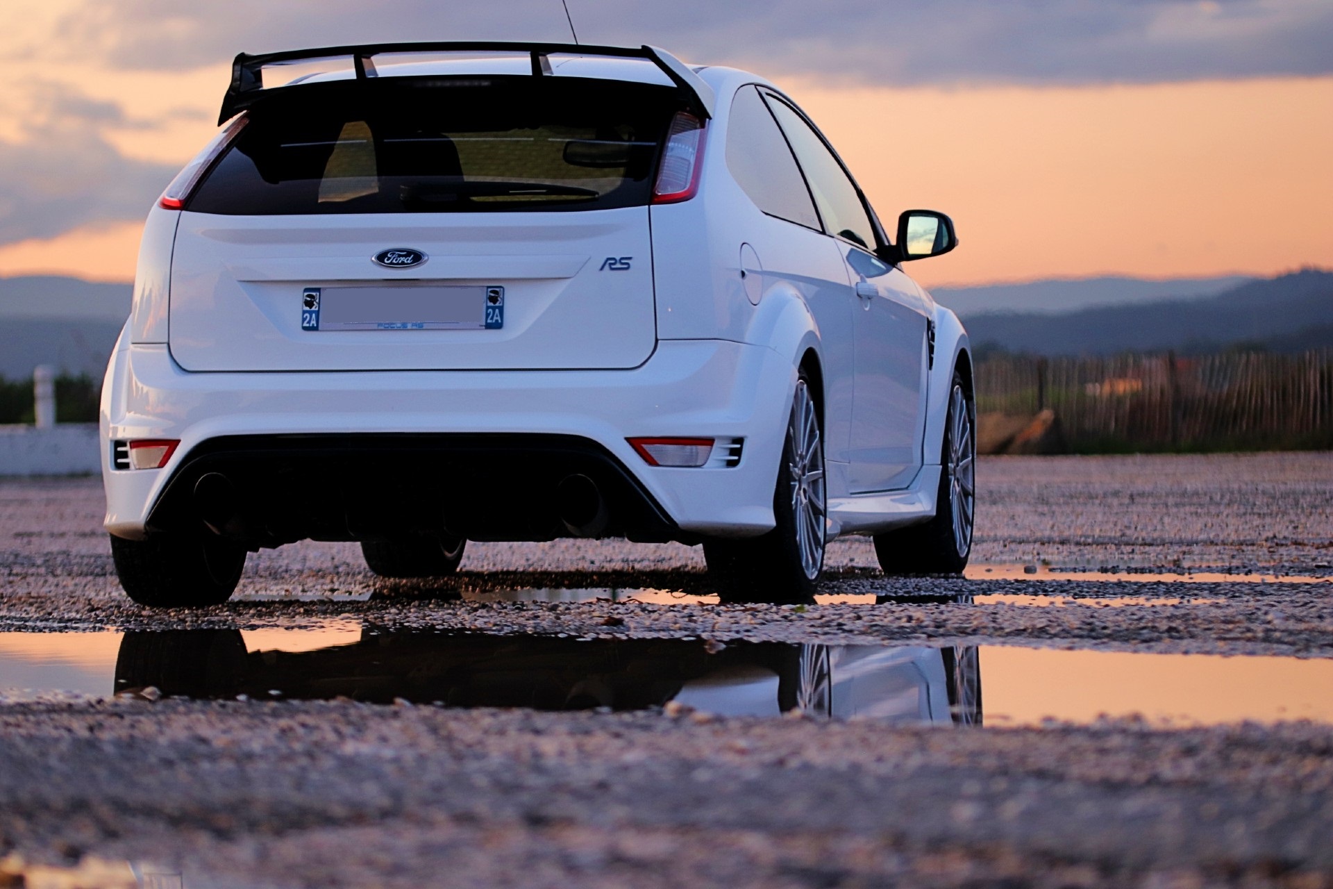 Ford Focus RS Mk2 blanche vue de l'arrière avec double sortie d'échappement centrale et aileron