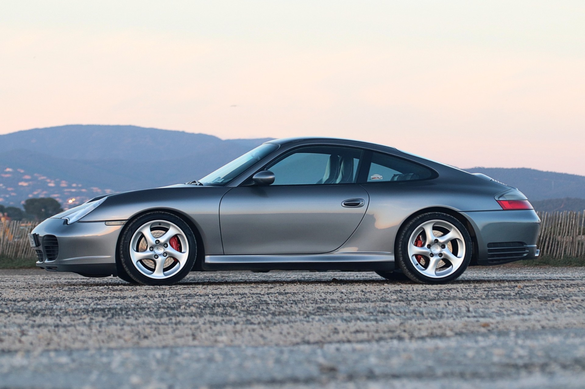 Porsche 996 Carrera 4S grise profil au crépuscule