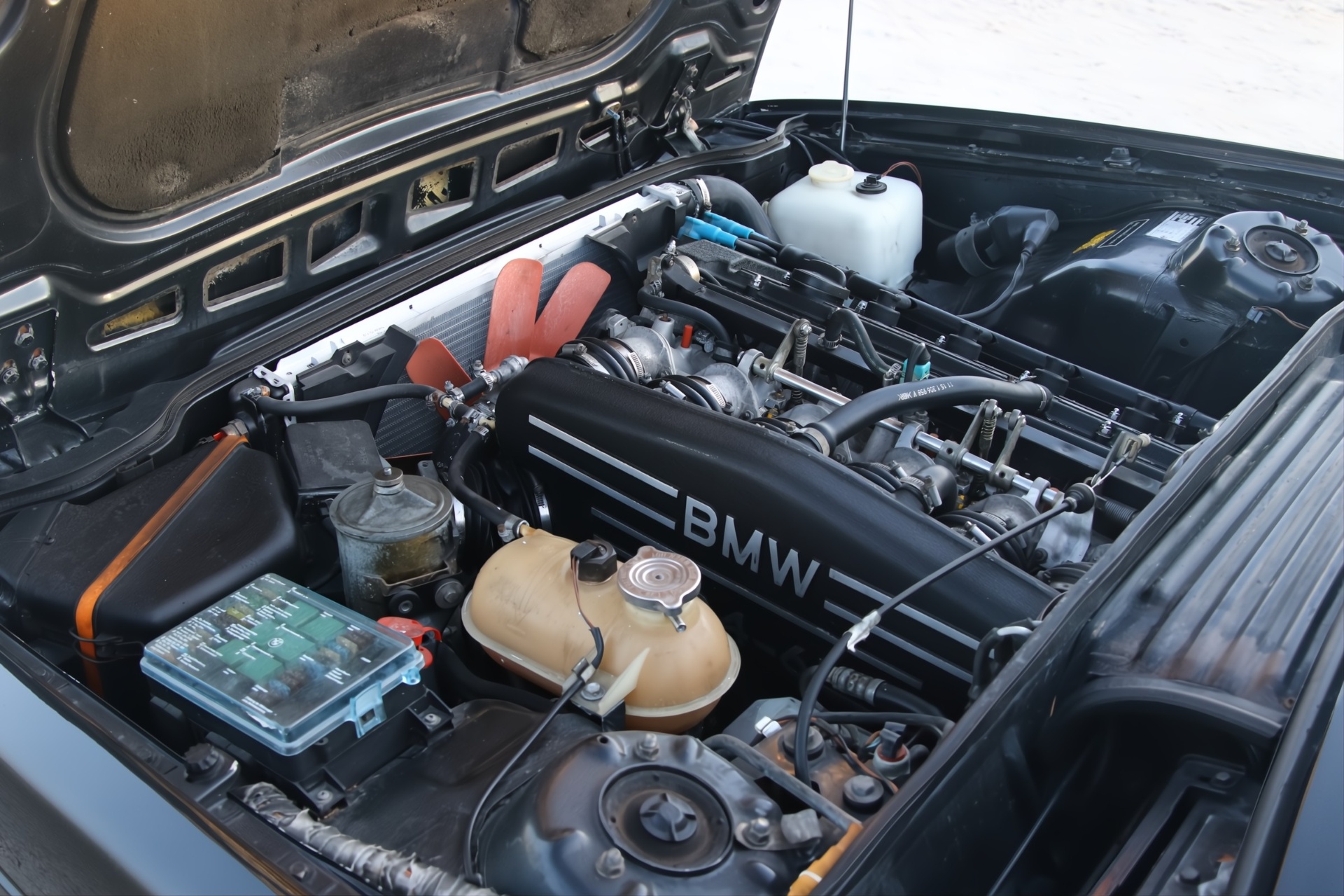 Compartiment moteur BMW M88 vu de dessus avec cache culbuteurs noir BMW