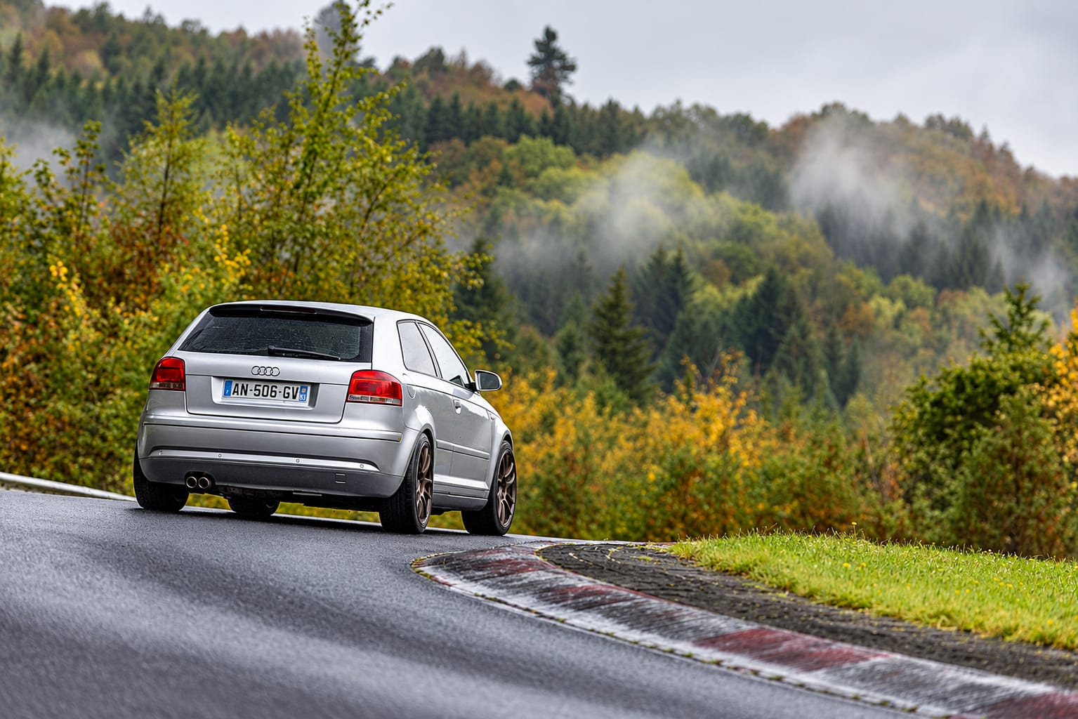 Audi A3 3.2 V6 argentée vue de l’arrière dans un virage de la Nordschleife