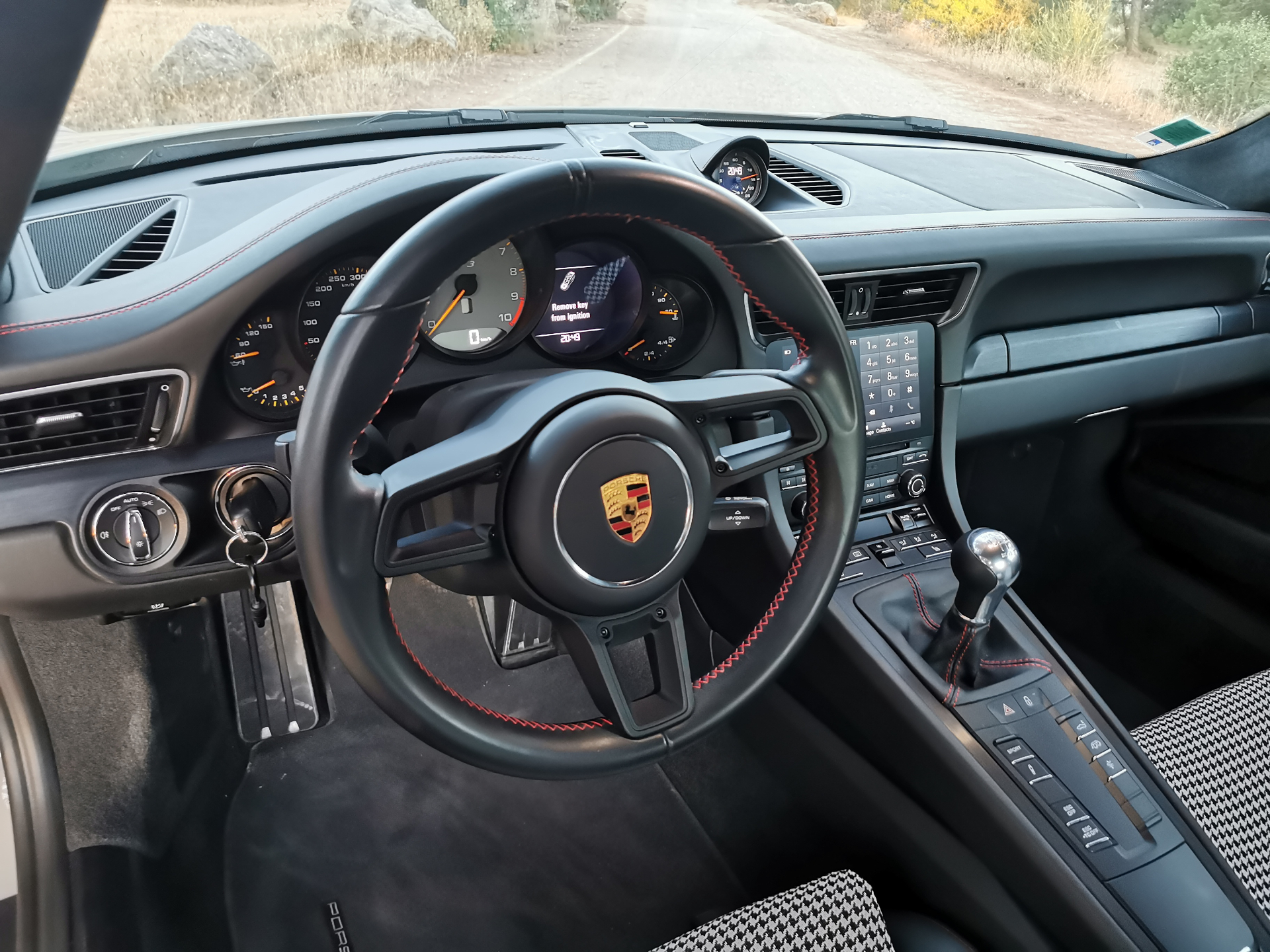 Habitacle de Porsche 991 R avec boîte manuelle illustrant la résistance des puristes.