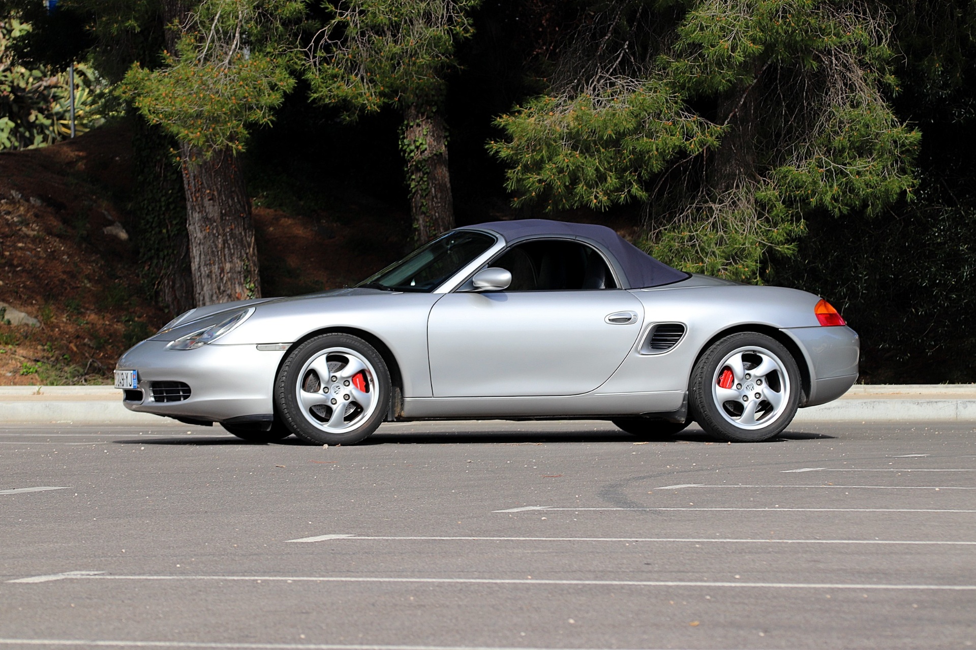 Porsche Boxster 986 argent avec hard-top monté vue de profil