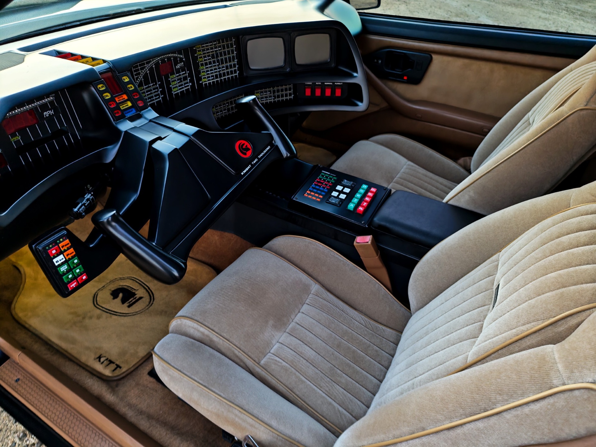 Intérieur KITT avec sièges velours beige et console centrale