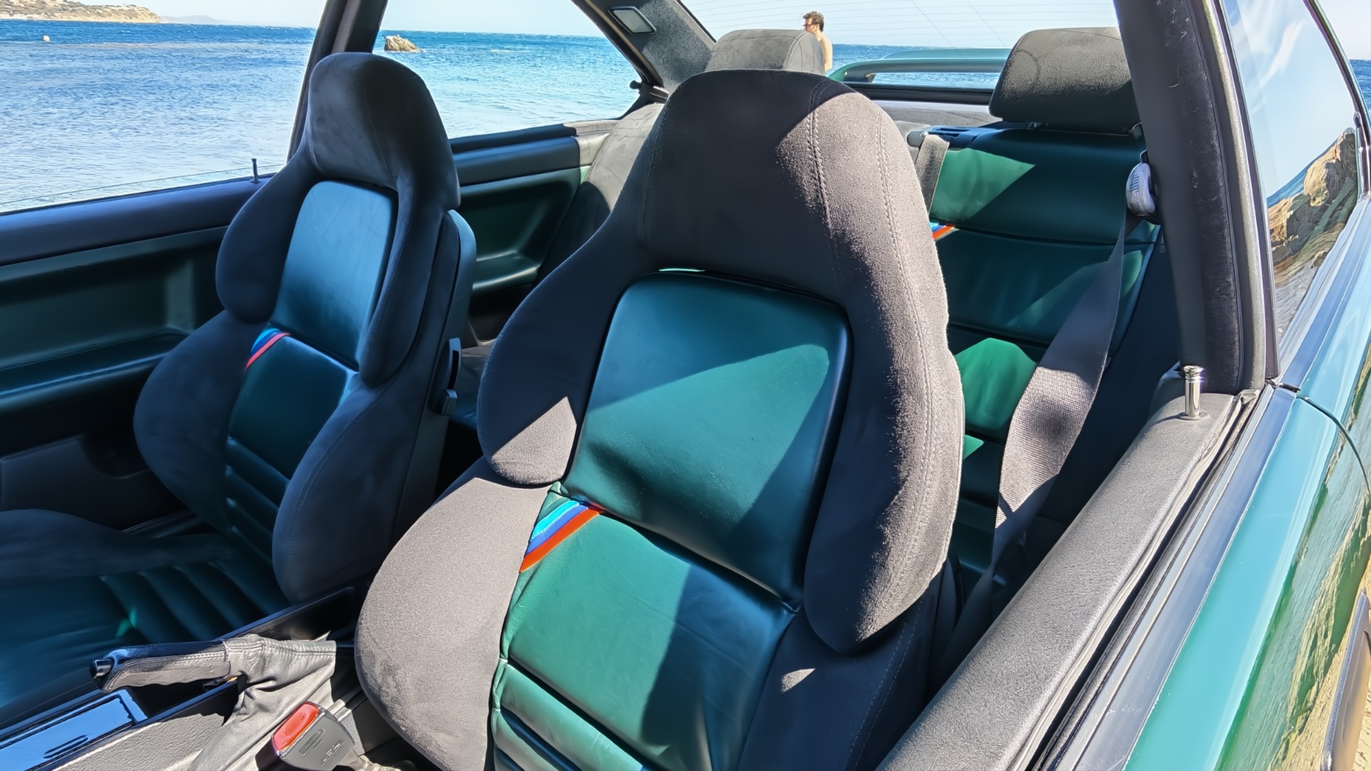 Intérieur Motorsport de la BMW M3 GT E36 avec sièges baquets cuir vert et Alcantara