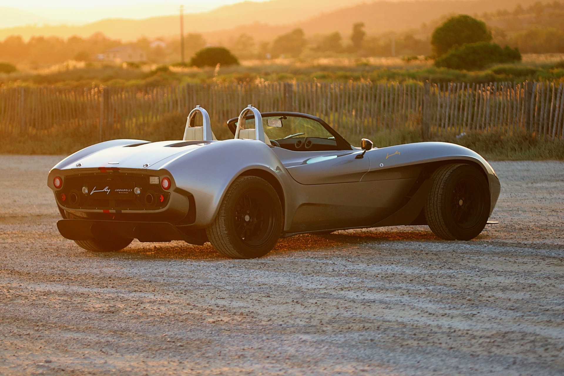 Jannarelly Design-1 vue de trois quarts arrière au coucher de soleil, immatriculée en France dans le Var.