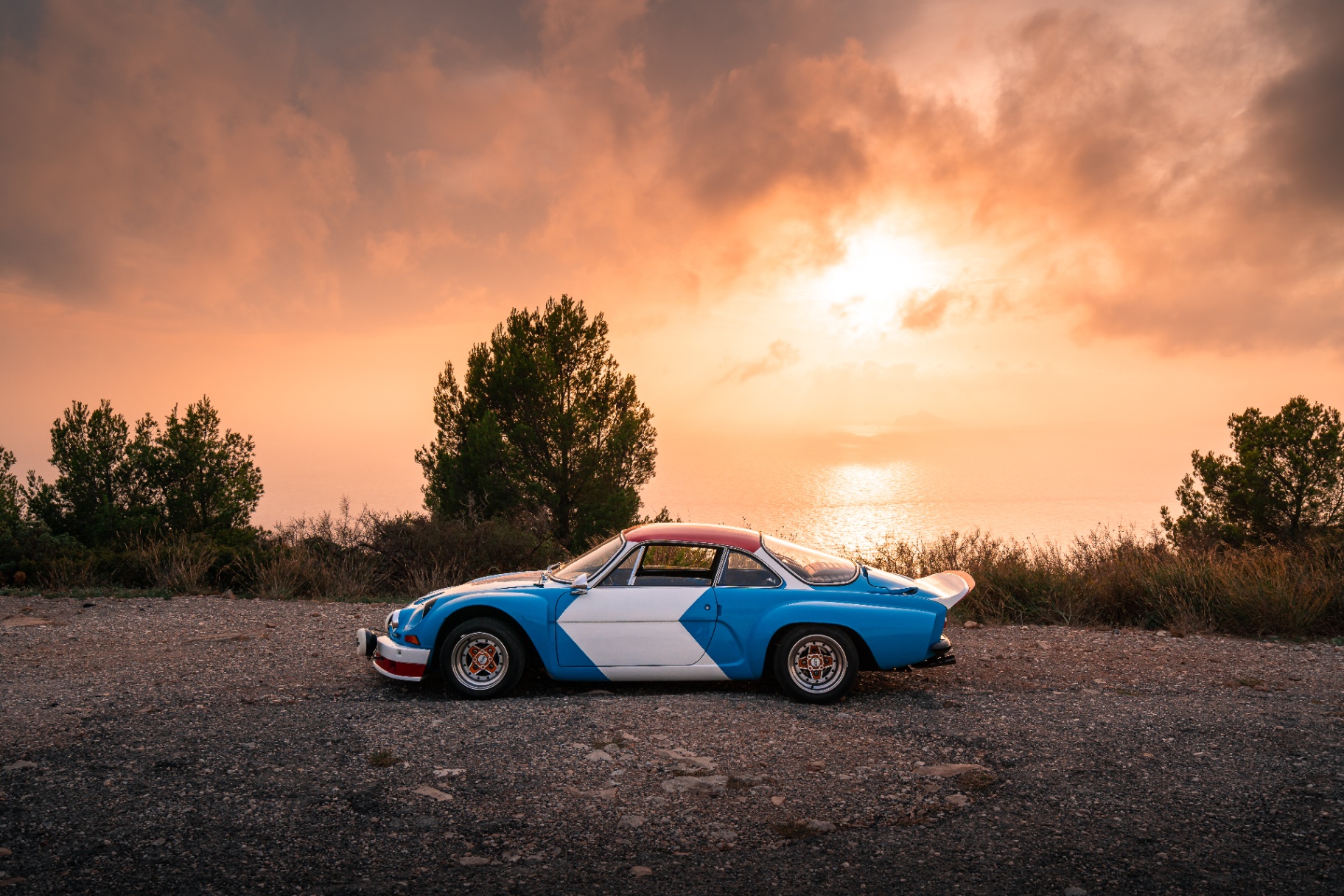 Alpine A110 1800 VB Bis livrée compétition face à la mer au coucher du soleil