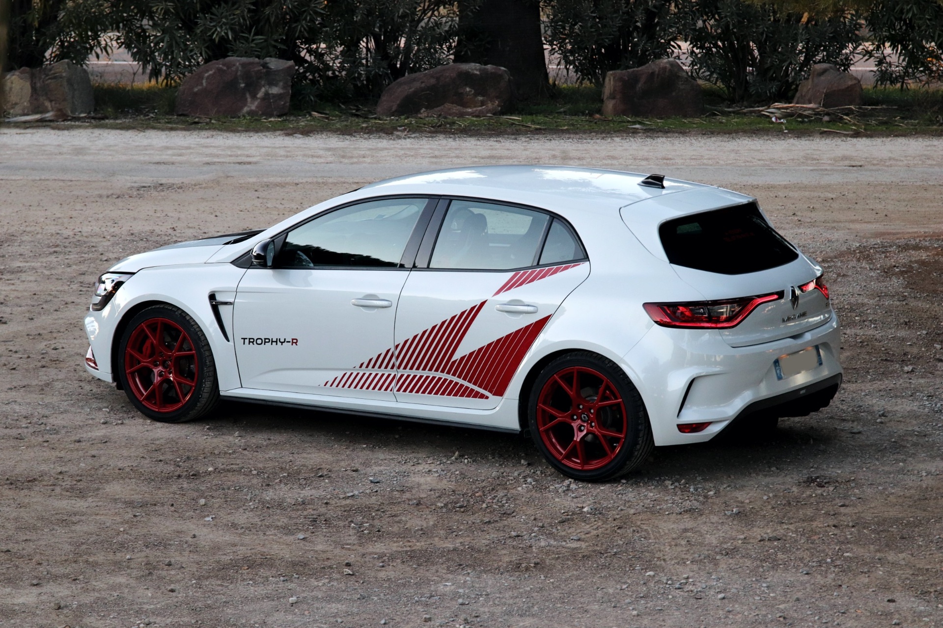 Mégane 4 R.S. Trophy-R vue de profil arrière avec stickers rouges