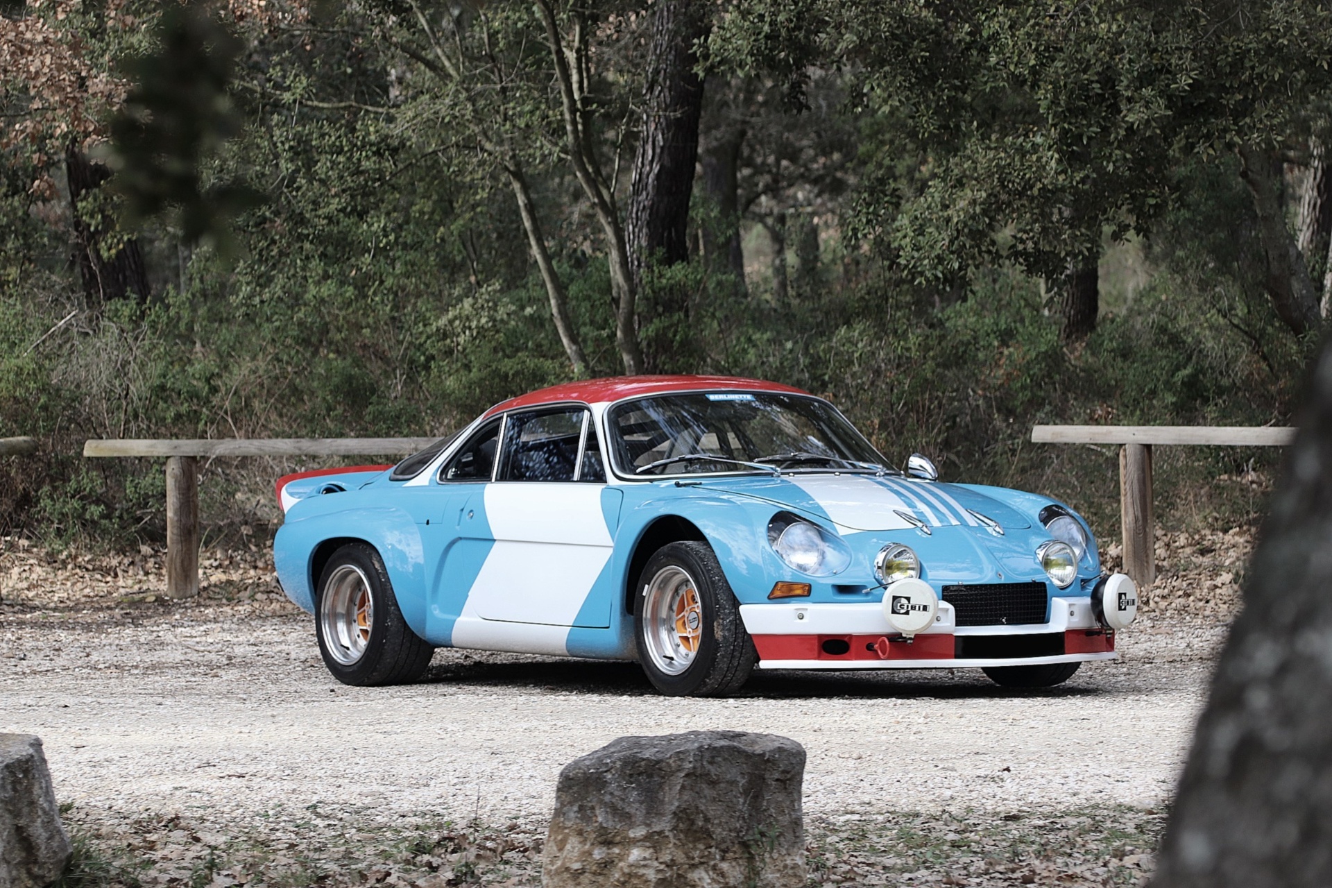 Alpine A110 1800 VB Bis trois-quarts avant sur chemin forestier