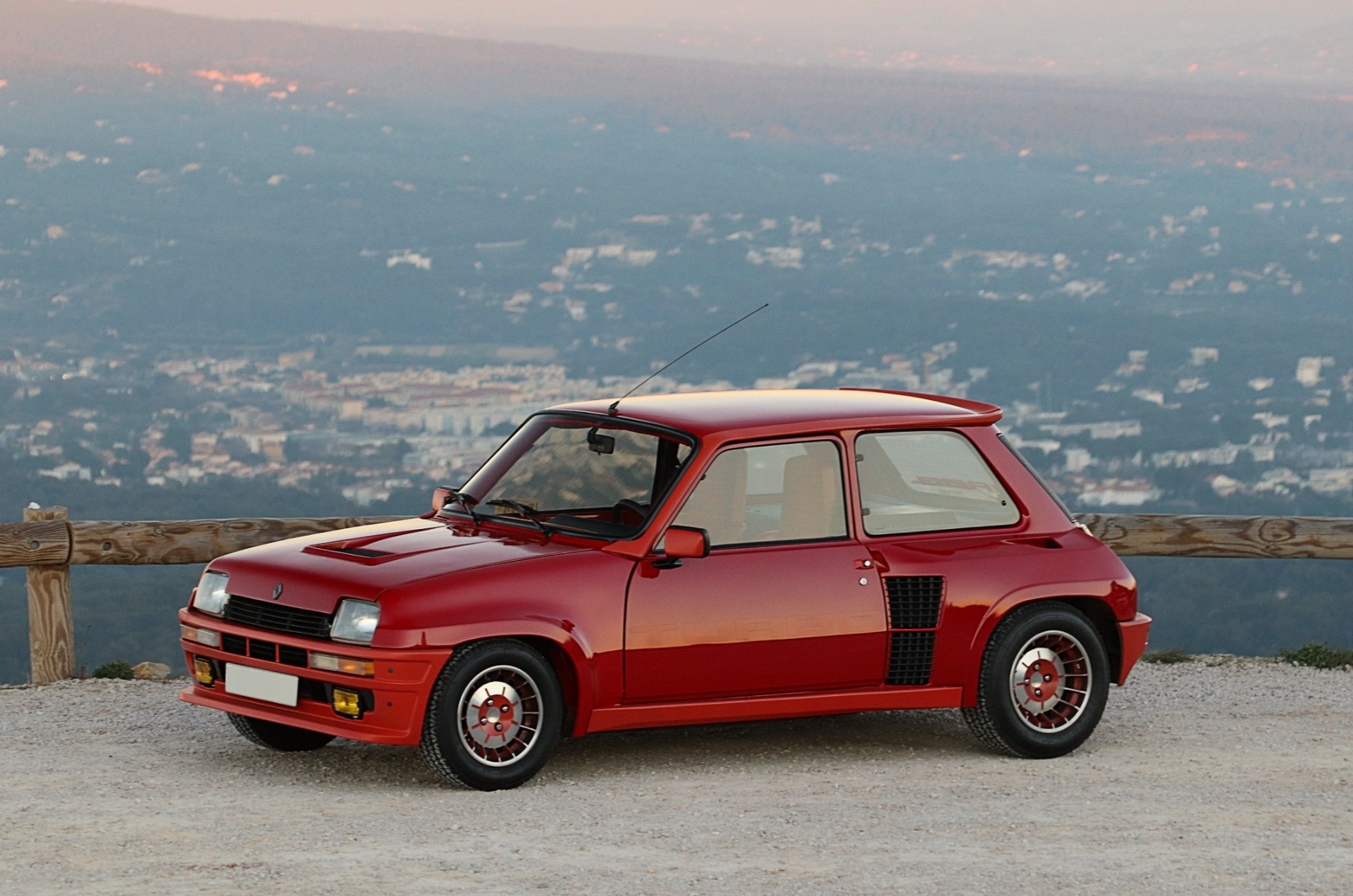 Renault 5 Turbo rouge en surplomb d'une vallée