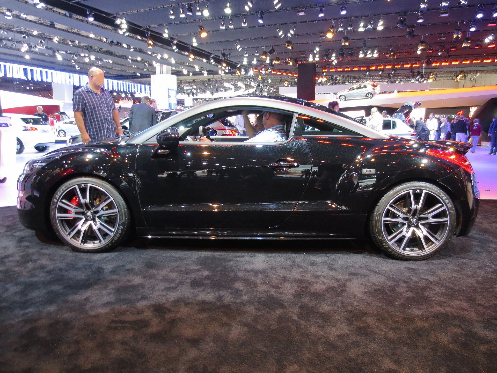 Peugeot RCZ R noire vue de profil au salon de Francfort 2013